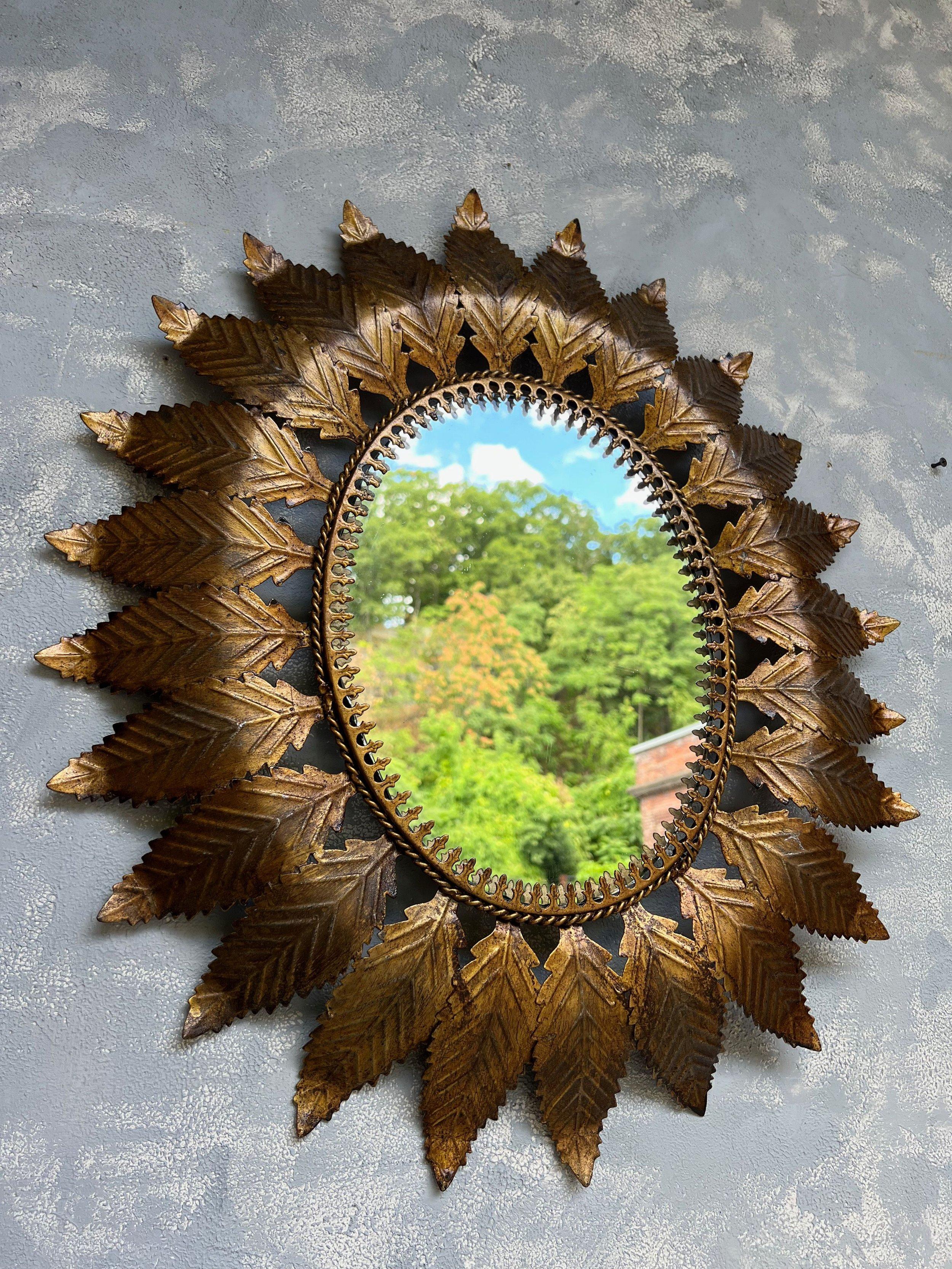 Spanischer ovaler Sonnenschliffspiegel aus vergoldetem Metall mit geschwungenen, strahlenden Blättern im Angebot 1