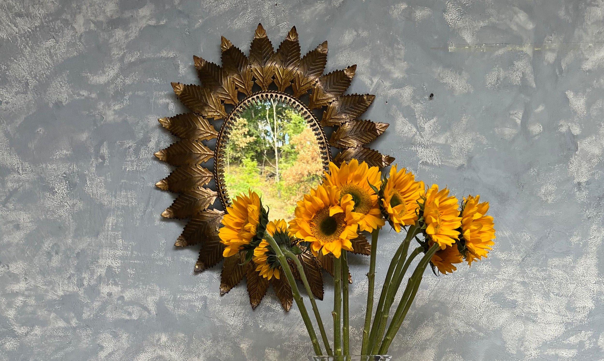Spanischer ovaler Sonnenschliffspiegel aus vergoldetem Metall mit geschwungenen, strahlenden Blättern im Angebot 2