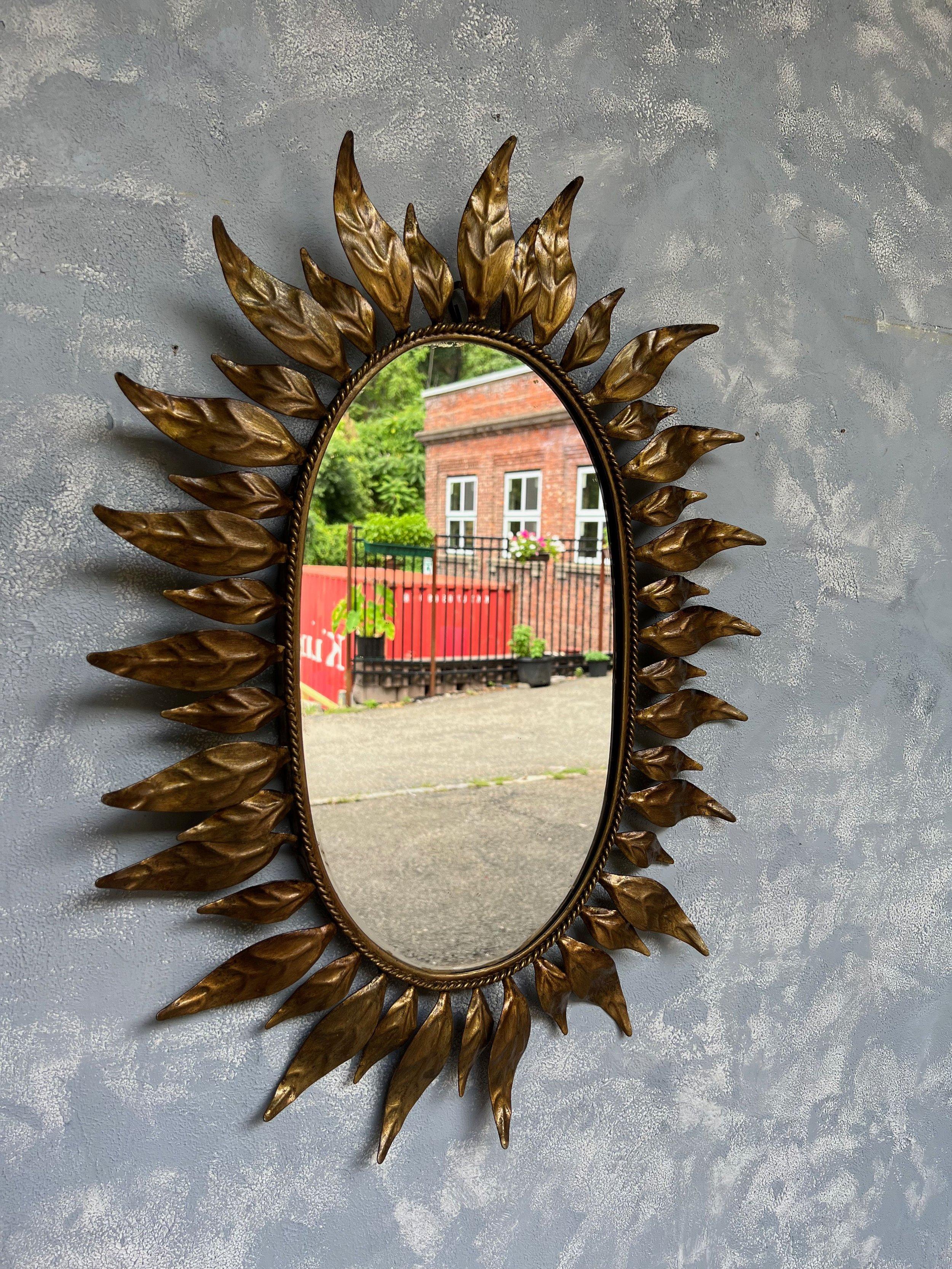 Métal Miroir ovale espagnol Sunburst en métal doré avec feuilles alternées en vente