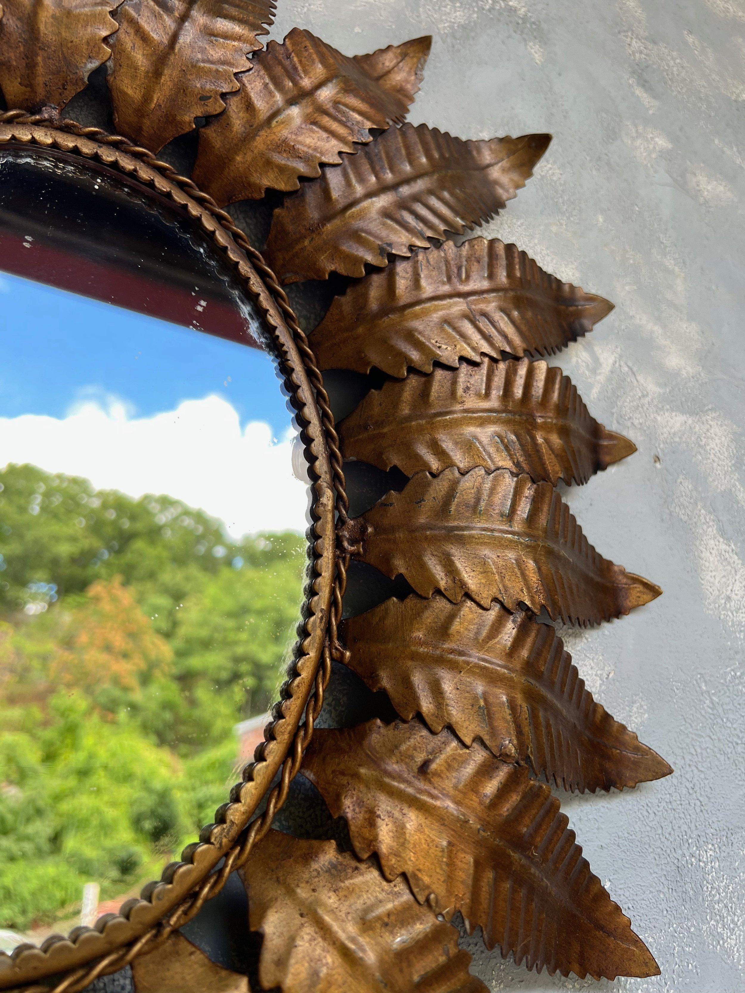 Specchio ovale spagnolo in metallo dorato con finitura dorata scura In condizioni buone a Buchanan, NY