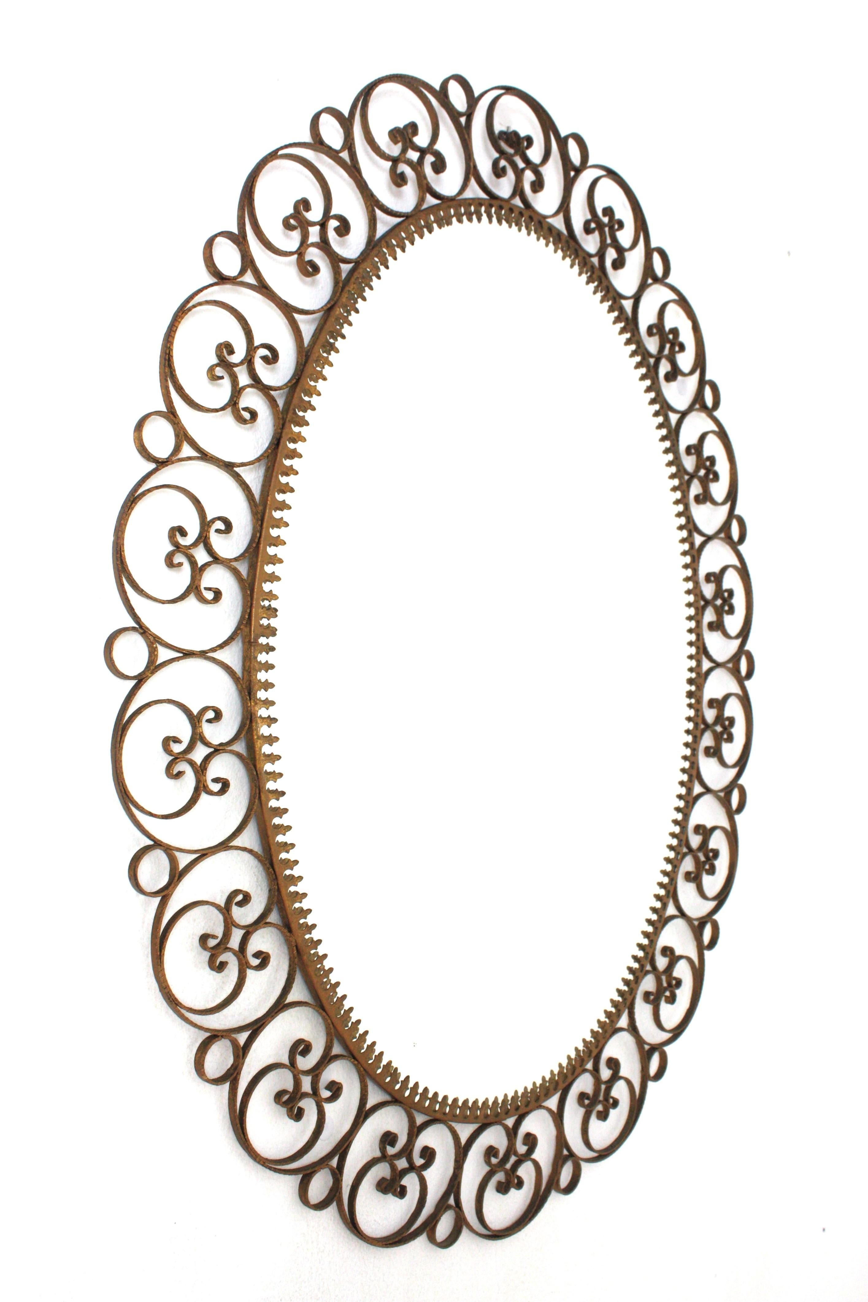 Spanish Oval Mirror in Gilt Iron with Scrollwork Frame In Good Condition For Sale In Barcelona, ES