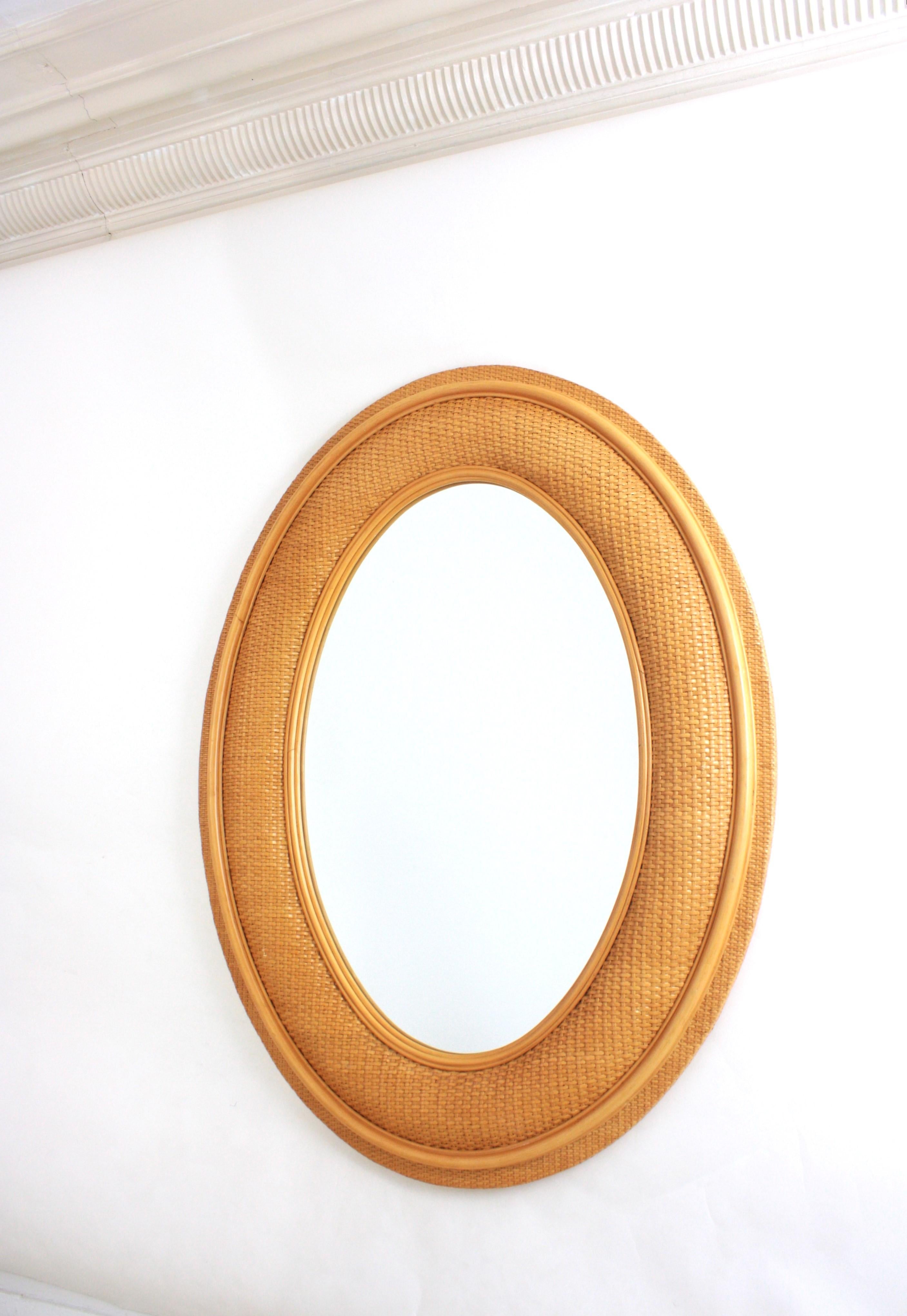 Spanischer übergroßer ovaler Spiegel aus Rattan und geflochtener Weide (Moderne der Mitte des Jahrhunderts) im Angebot