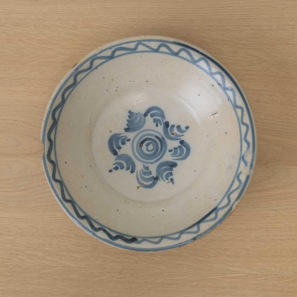 Splendida ciotola in ceramica proveniente dalla Spagna, anni '60. Bellissimo dettaglio dipinto di blu con disegno ondulato. Ottime condizioni vintage. Può essere appeso a una parete o appoggiato su un tavolo per essere esposto. 