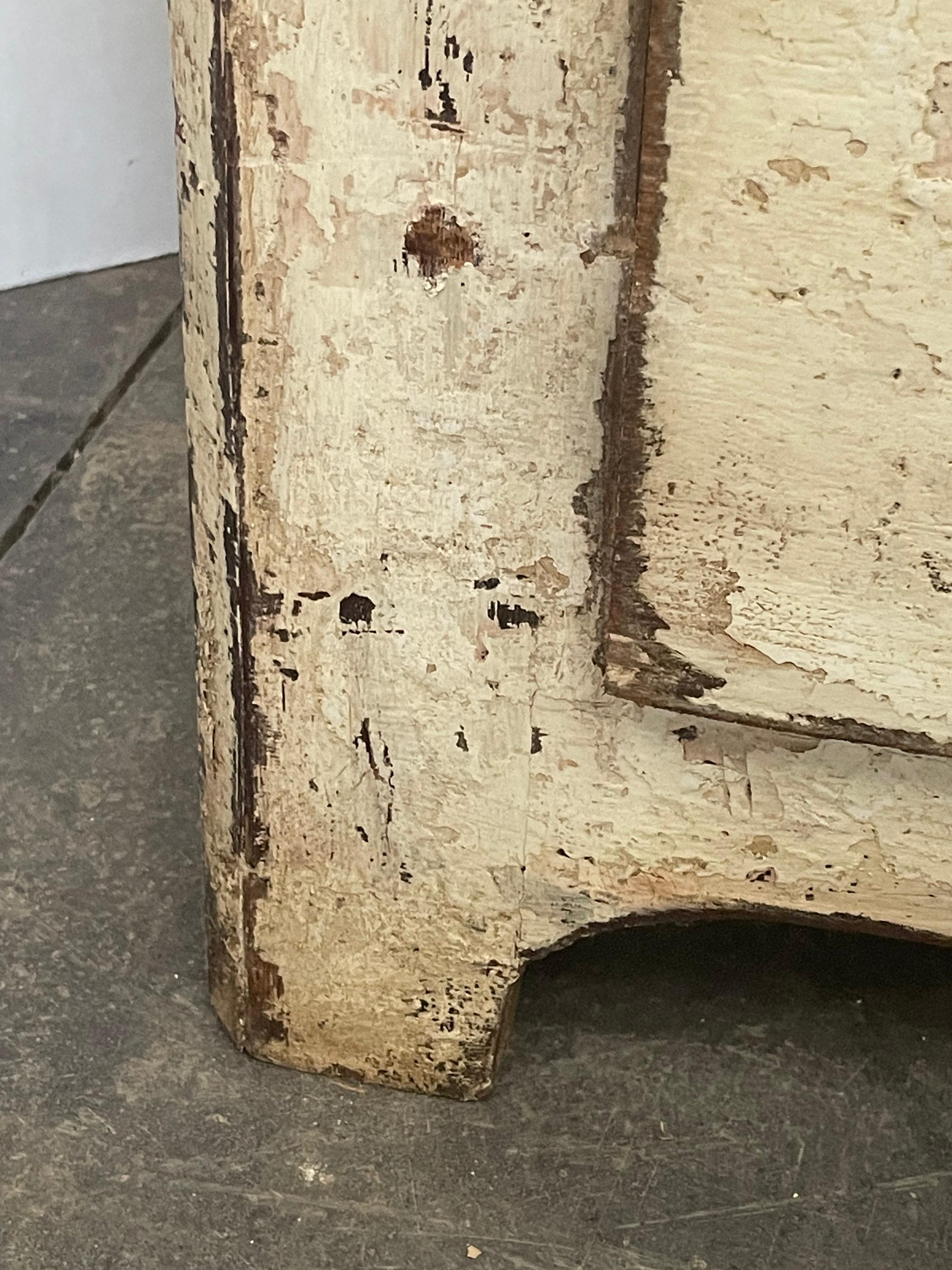Spanische bemalte Kommode mit drei Schubladen aus aufgearbeitetem Holz aus dem 19. Jahrhundert im Angebot 1