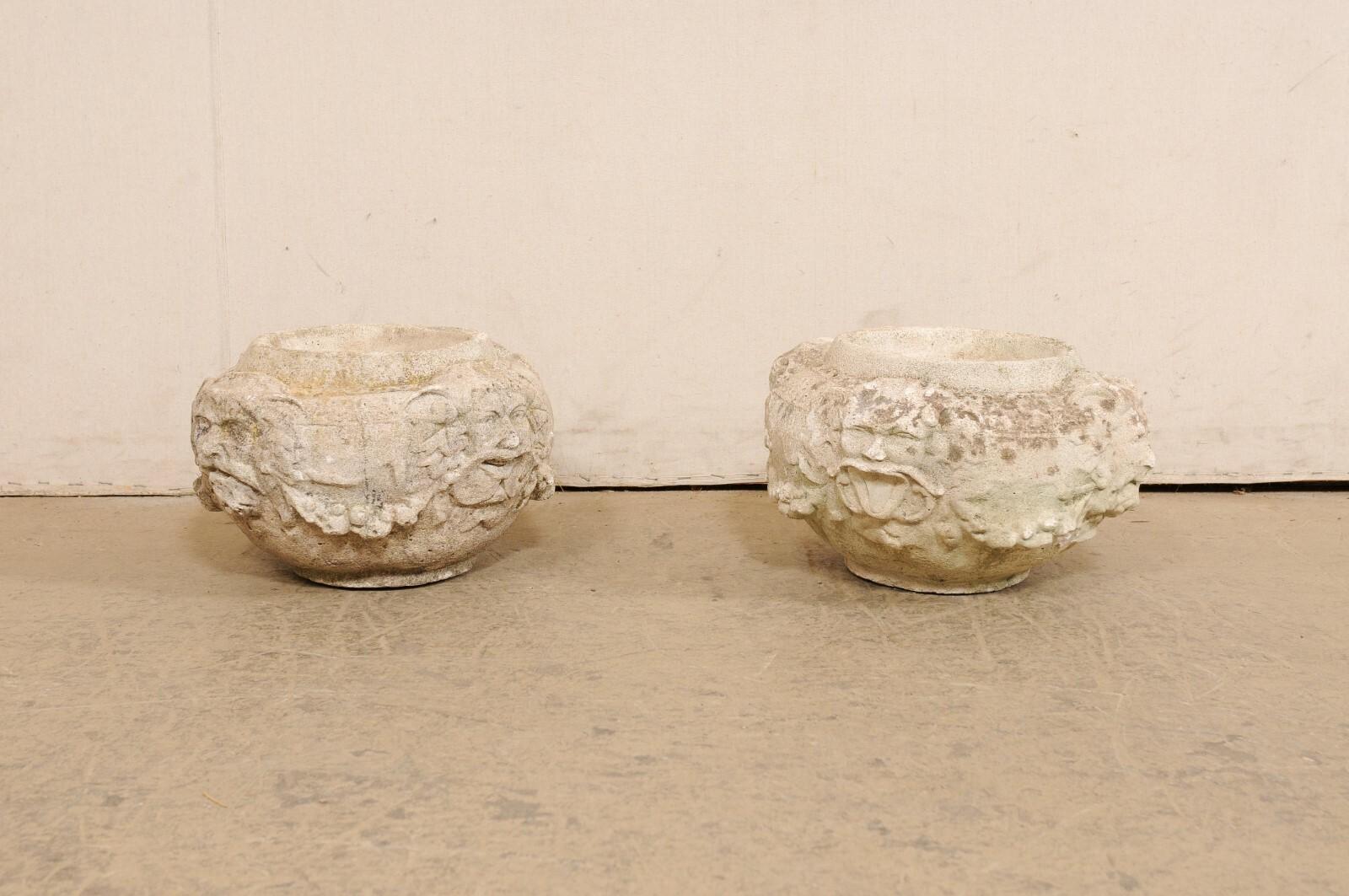 Ein spanisches Paar von Gartentöpfen aus der Mitte des 20. Jahrhunderts. Diese Vintage-Pflanzgefäße aus Spanien sind aus Gussstein gefertigt und haben eine runde Form mit einem bauchigen Mittelteil, der sich nach oben und unten hin verjüngt. Die