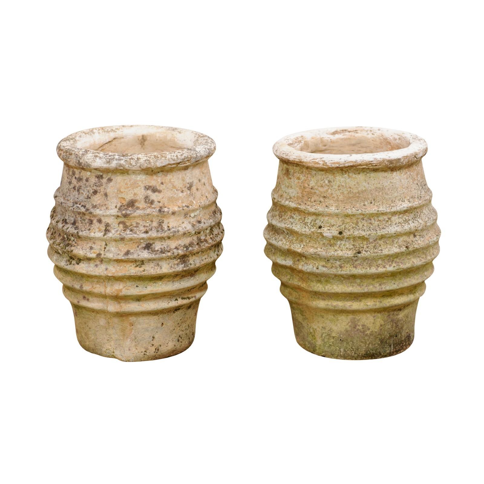 Paire de pots espagnols du 19ème siècle en pierre moulée avec lèvres et corps nervurés et prononcés