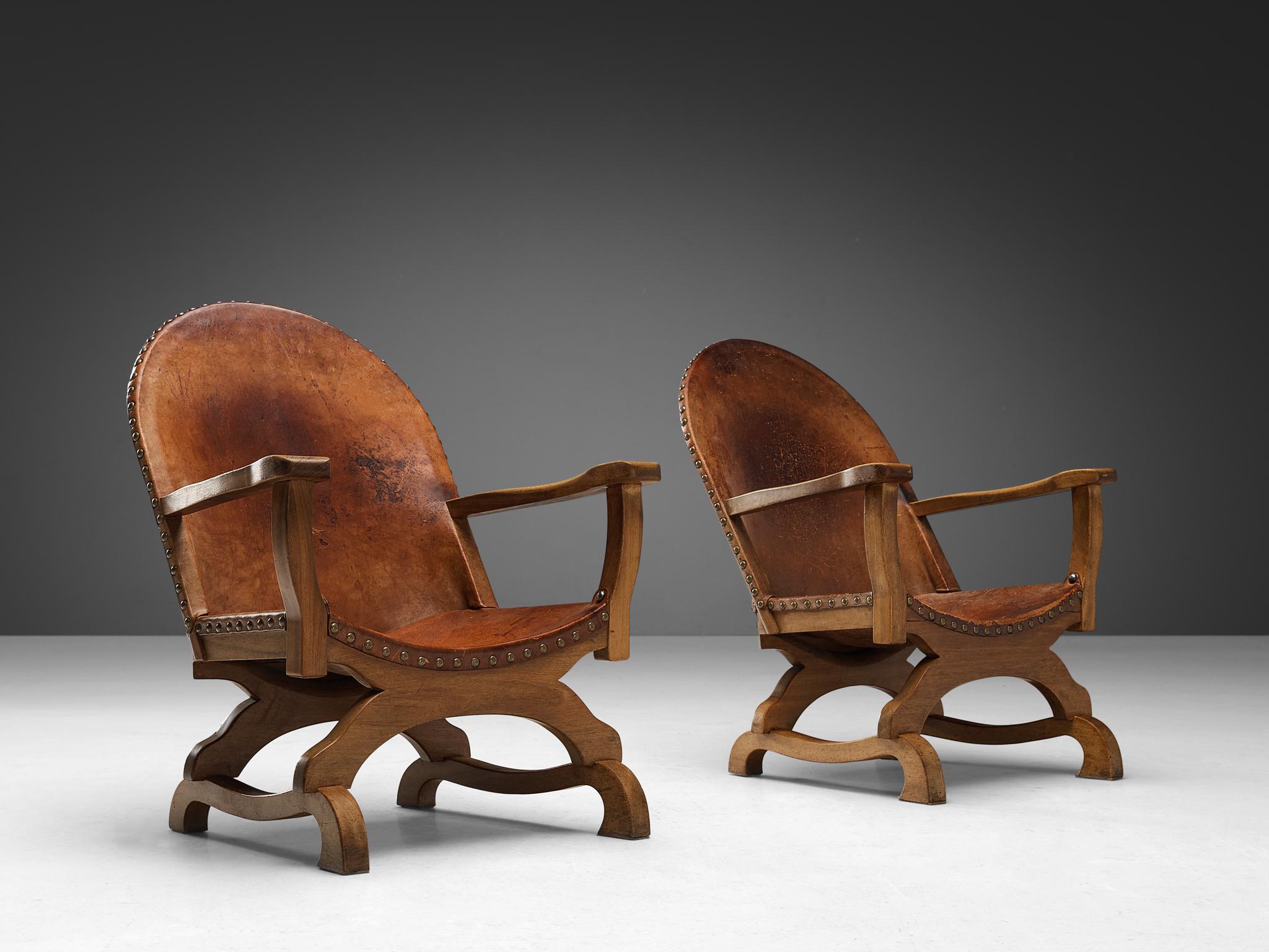 Paire de fauteuils espagnols en cuir cognac et chêne en vente 2