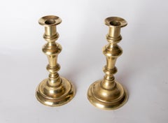 Pareja española de candeleros de bronce