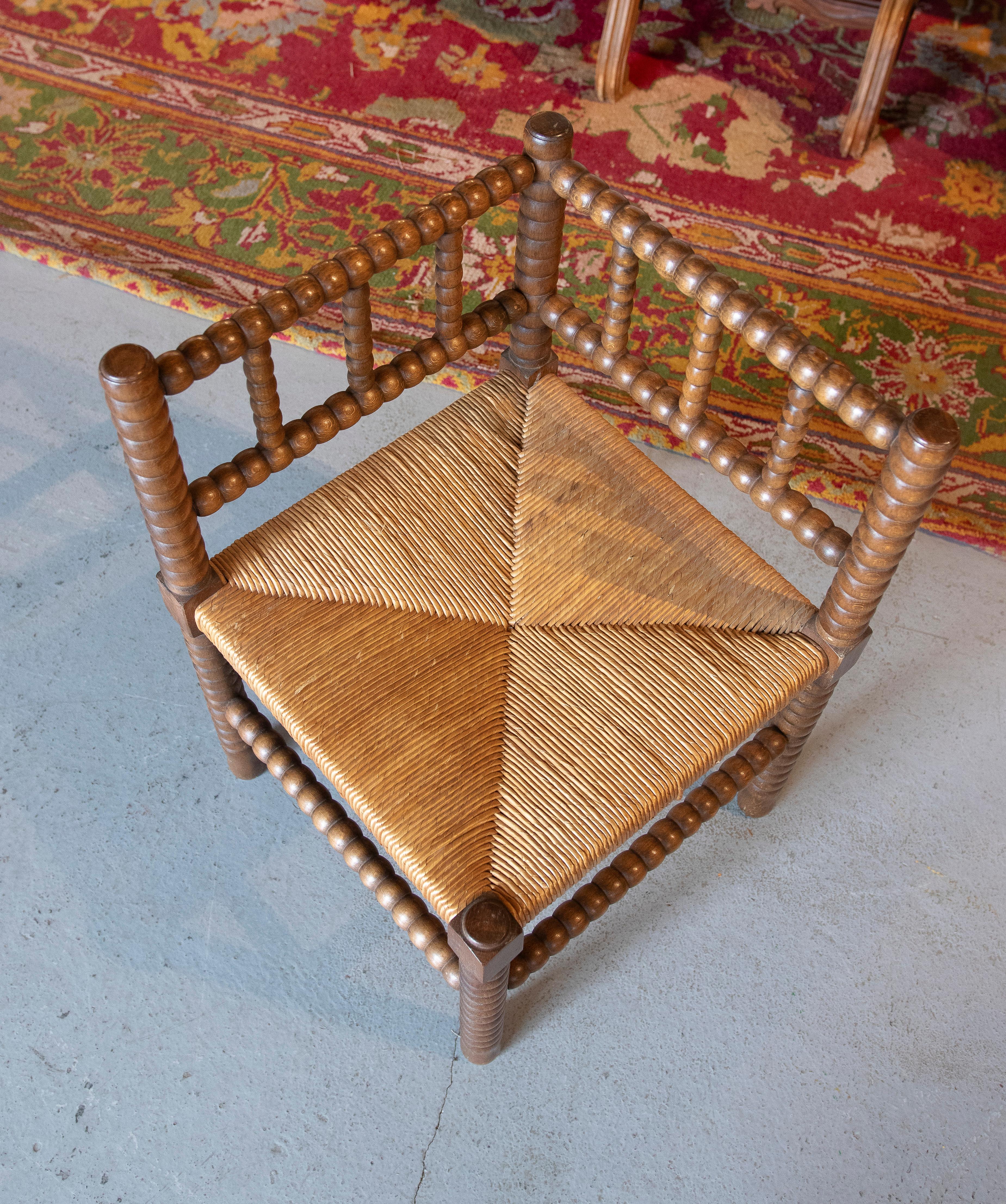 Spanisches Paar Eckstühle aus gedrechseltem Holz und Sitz aus Binsen 10
