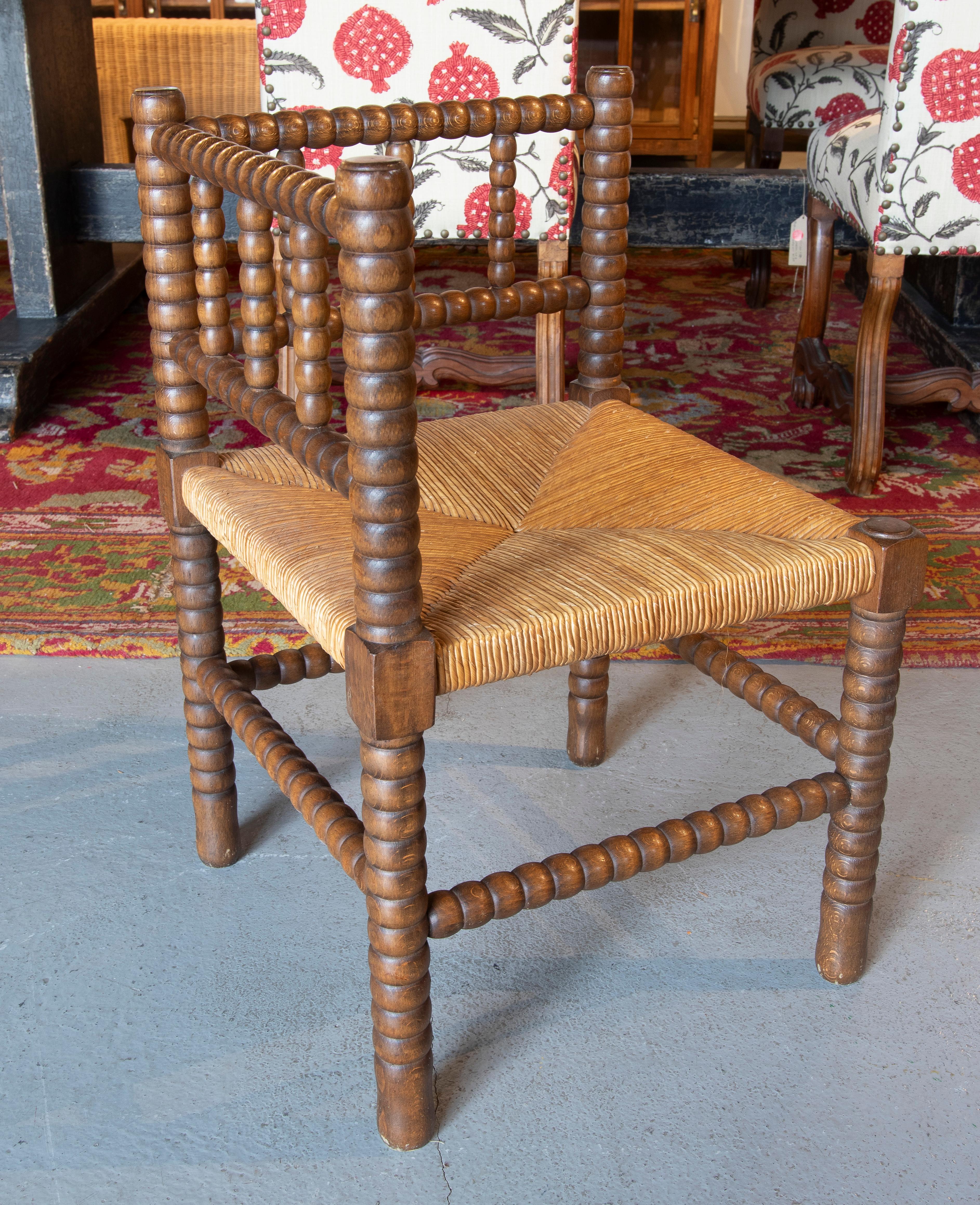 Spanish Pair of Corner Chairs in Turned Wood and Bulrush Seat In Good Condition In Marbella, ES