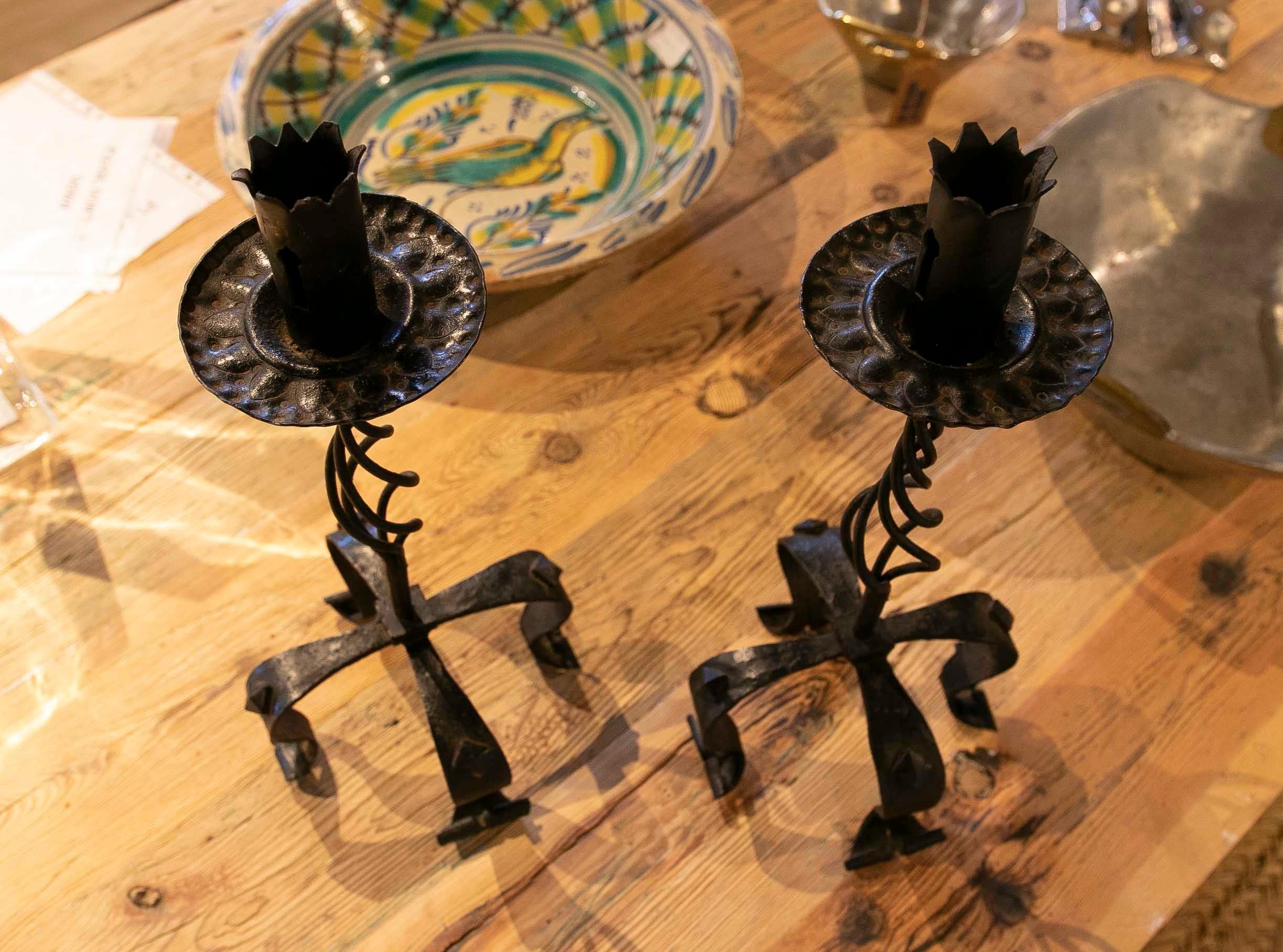 Spanish Pair of Iron Candlesticks with Four Legs In Good Condition For Sale In Marbella, ES