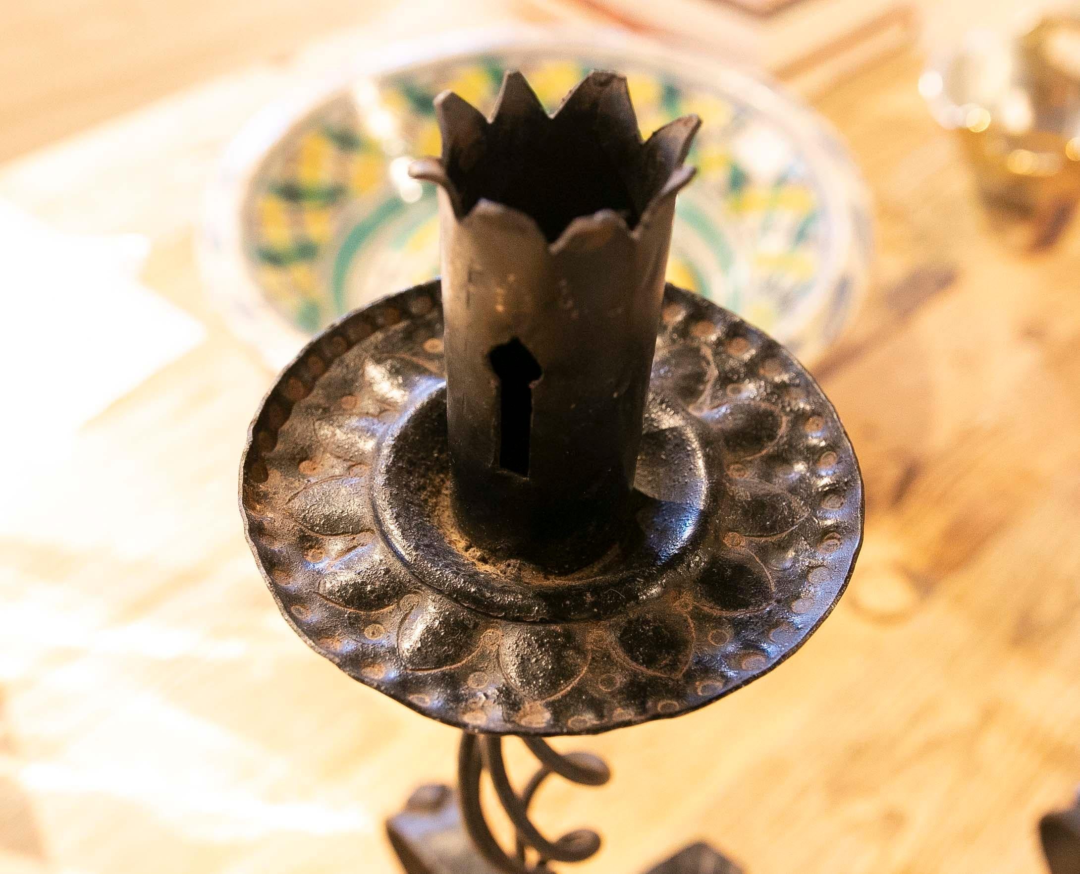 Spanisches Paar eiserner Kerzenständer mit vier Beinen (Eisen) im Angebot