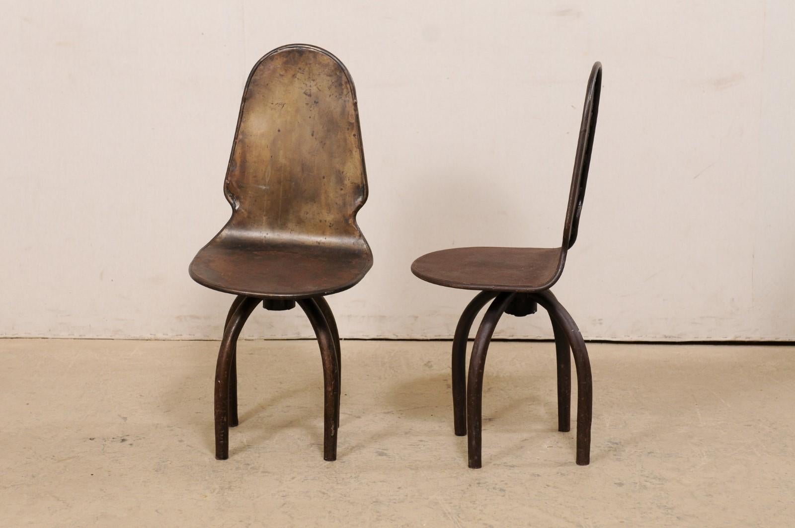 XX secolo Coppia di sedie girevoli spagnole in ferro con gambe a forma di ragno, industrial-chic in vendita