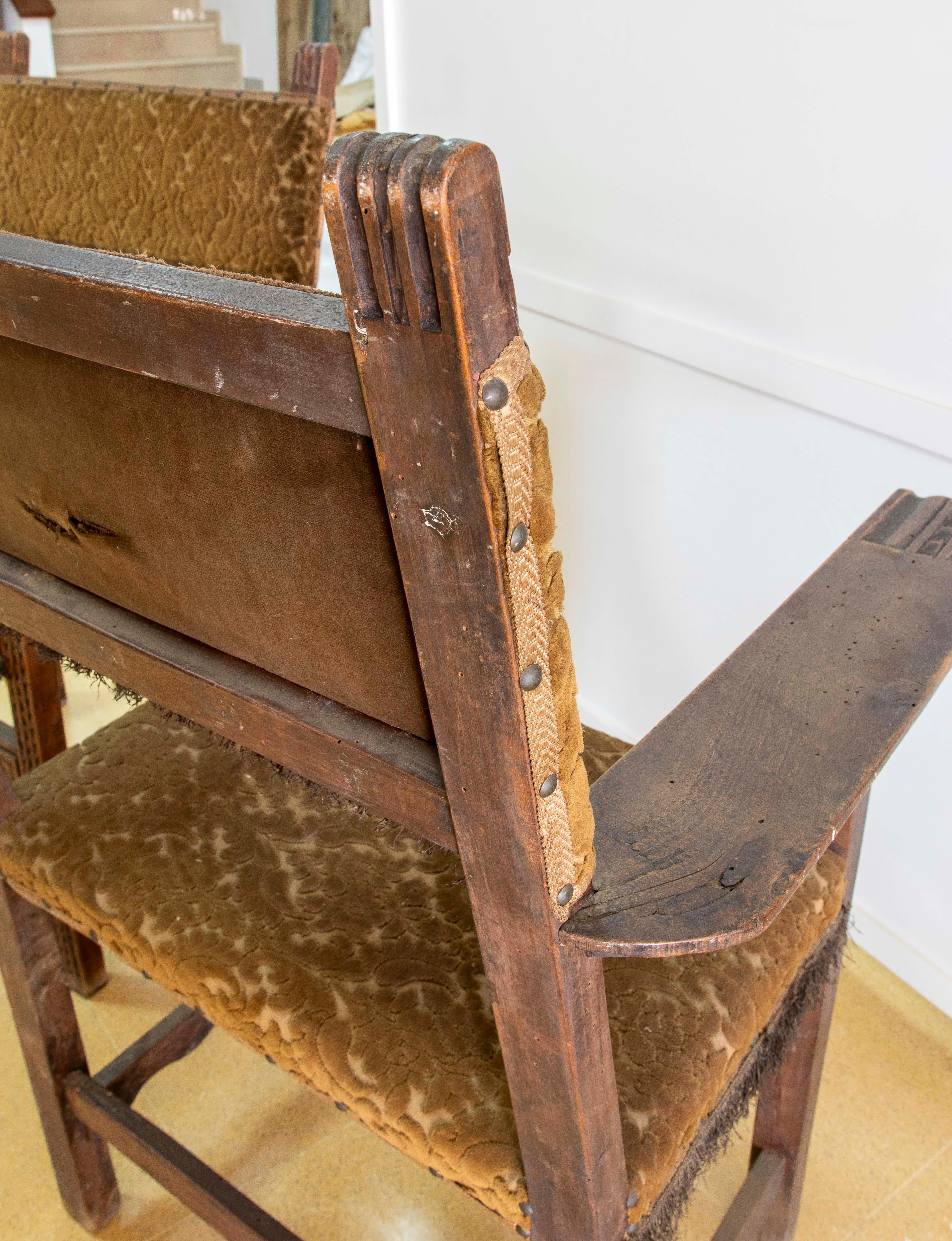 Coppia spagnola di poltrone da frate in legno con rivestimento in velluto in vendita 7