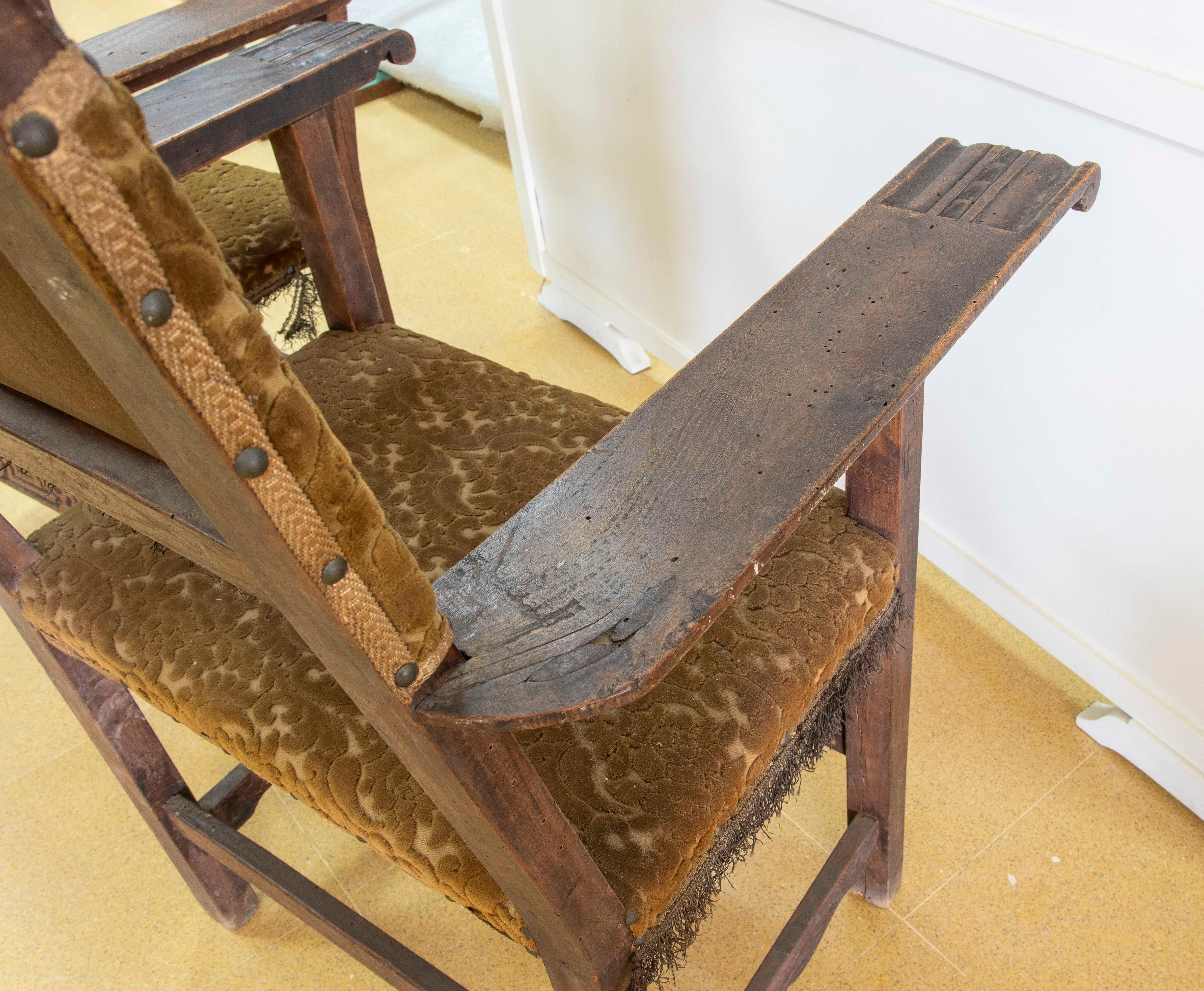 Coppia spagnola di poltrone da frate in legno con rivestimento in velluto in vendita 8
