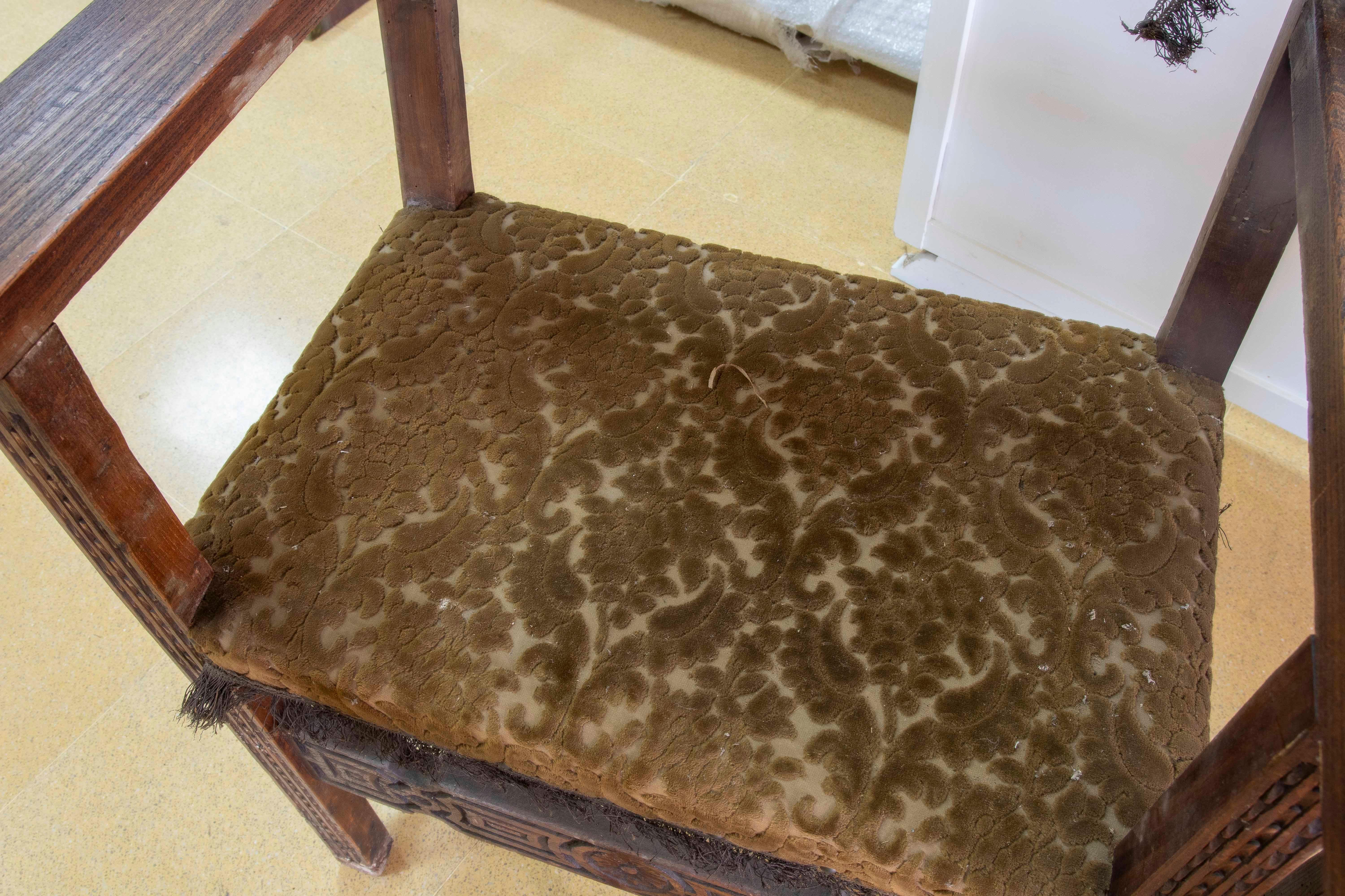 Coppia spagnola di poltrone da frate in legno con rivestimento in velluto in vendita 10