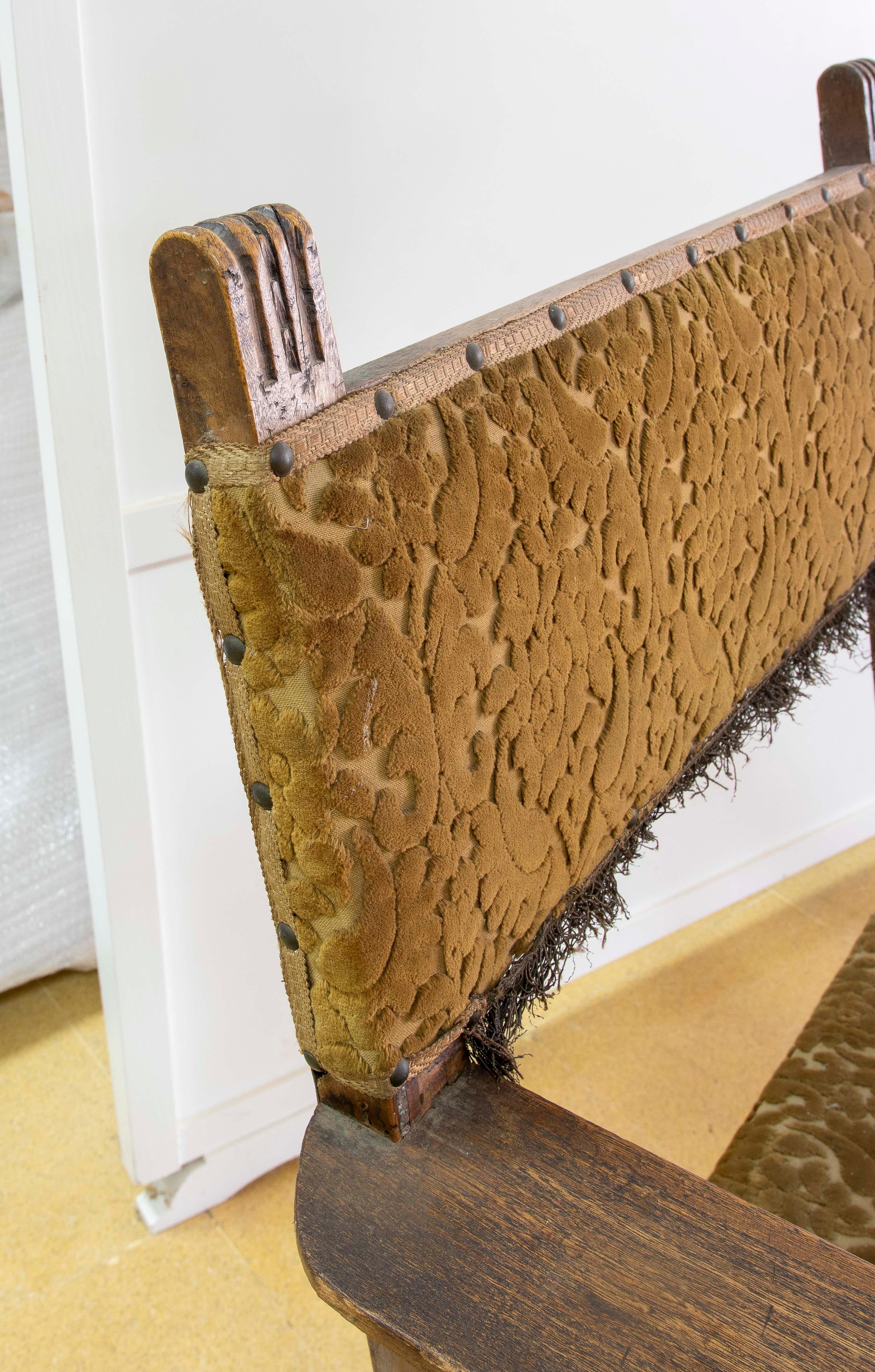 Legno Coppia spagnola di poltrone da frate in legno con rivestimento in velluto in vendita