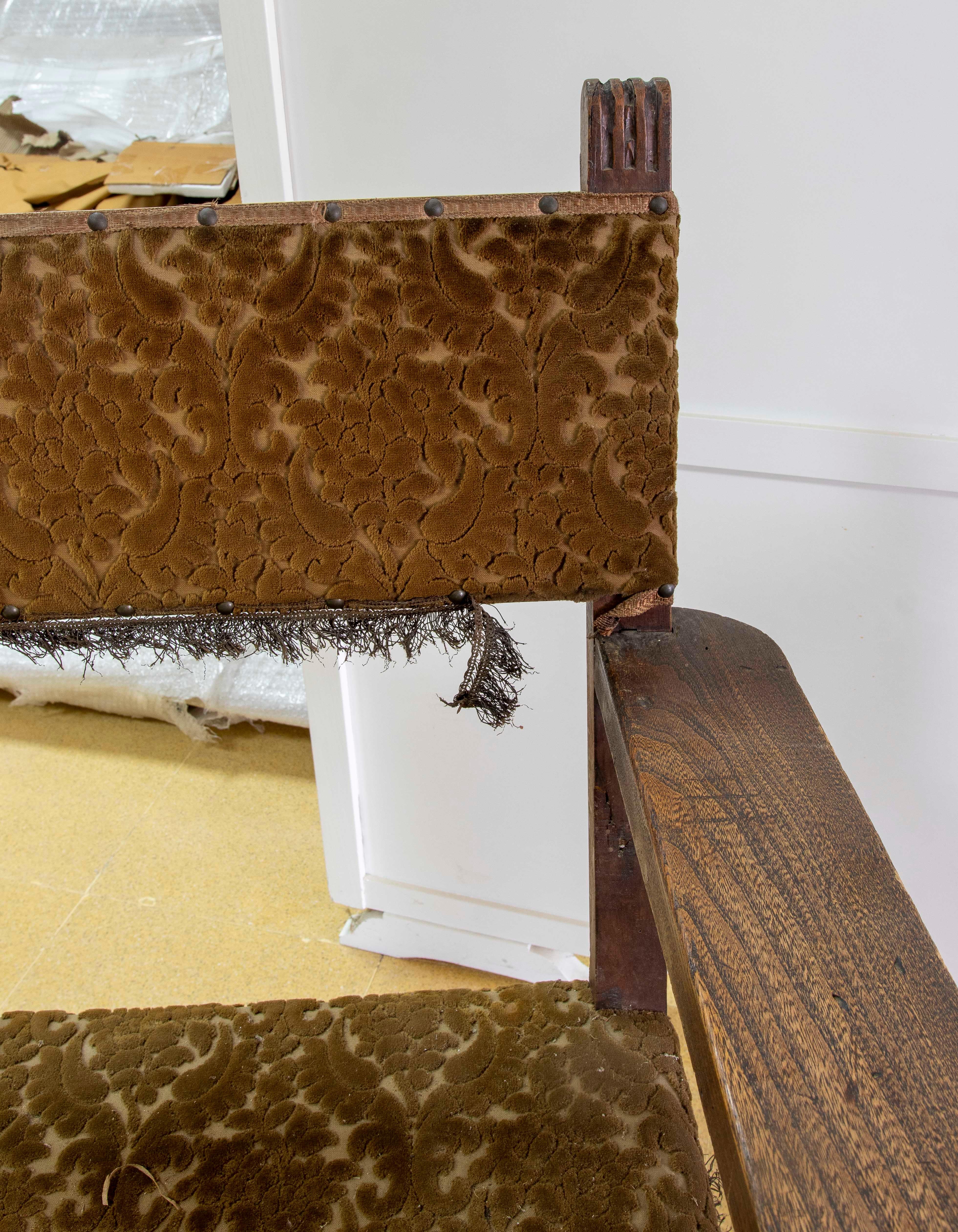Coppia spagnola di poltrone da frate in legno con rivestimento in velluto in vendita 3