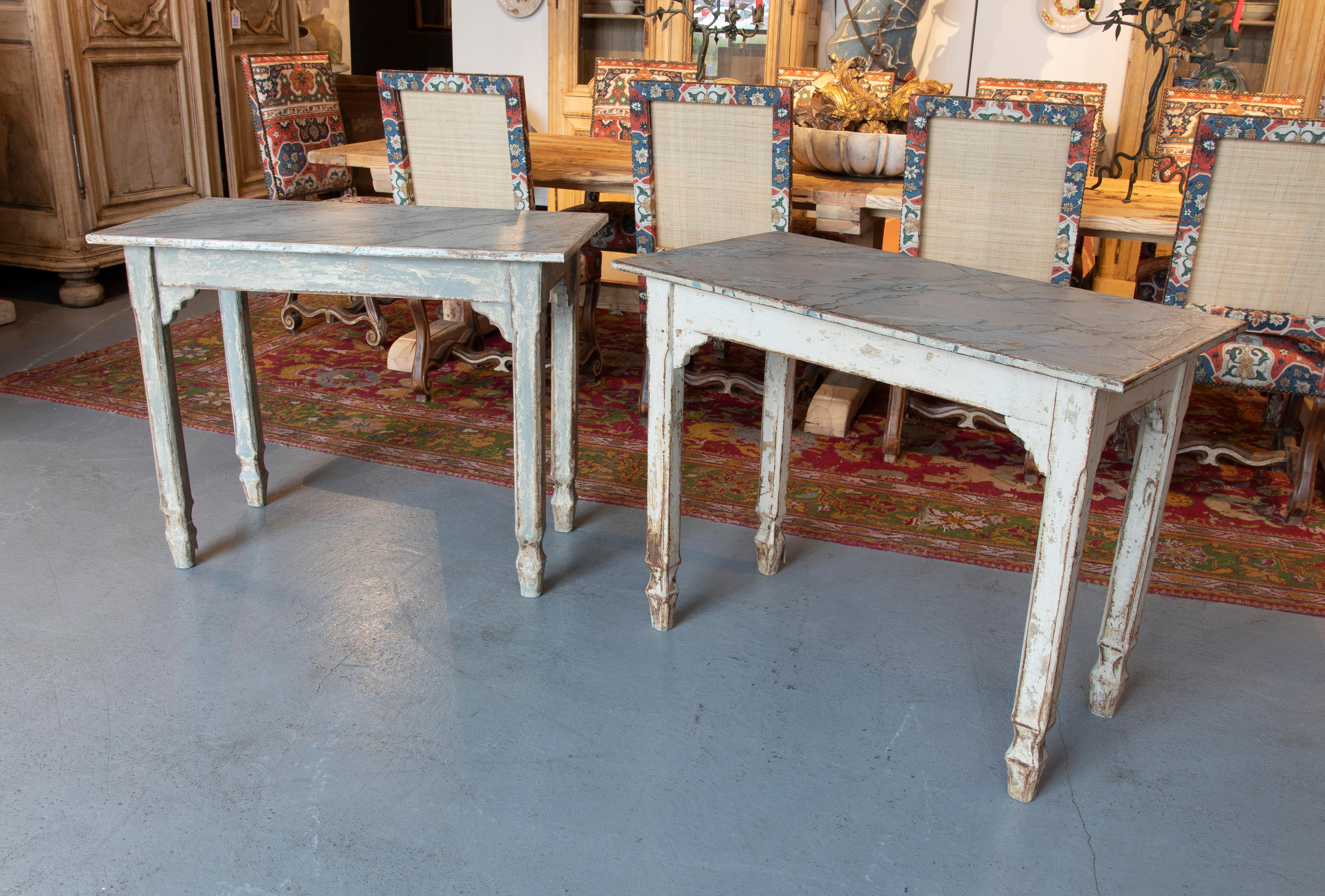 Spanish Pair of Wooden Tables with Hand-Painted Marbling  In Good Condition For Sale In Marbella, ES