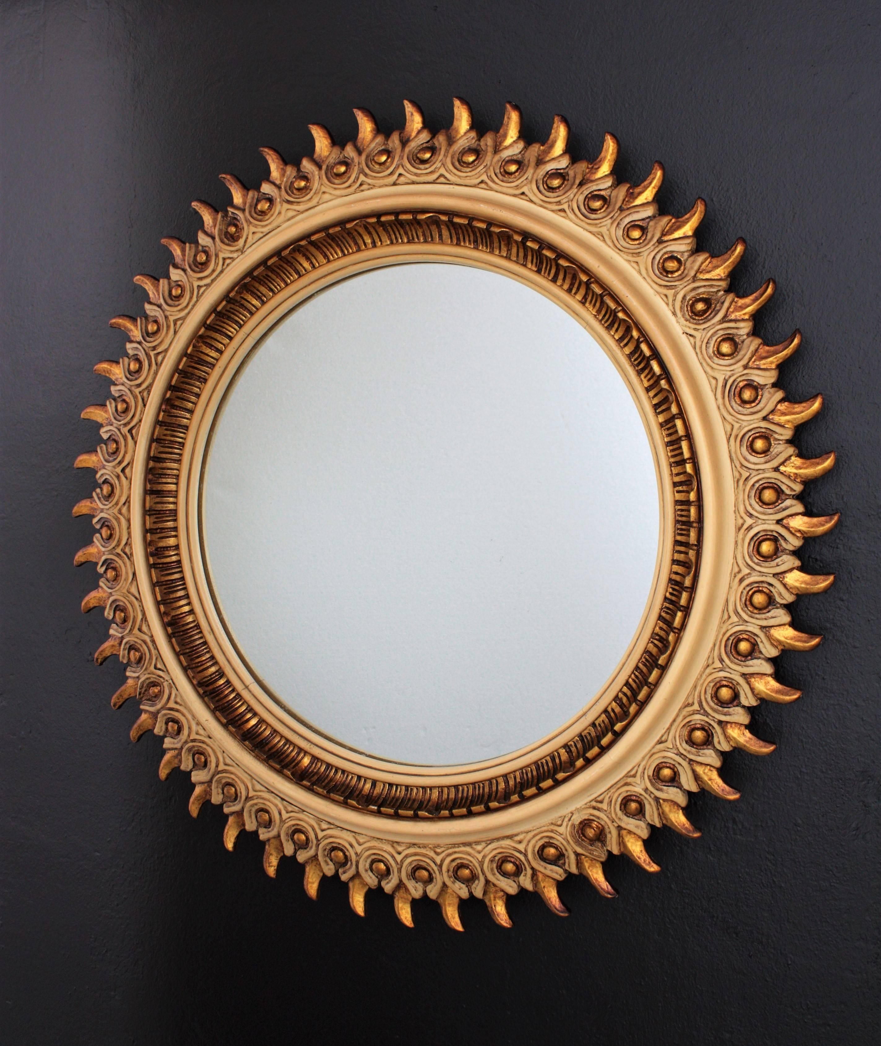 Midcentury sunburst mirror, giltwood and beige lacquer, Spain, 1950s
An amazing Francisco Hurtado carved wood sunburst mirror combining lacquered parts in ivory color and gold leaf gilt accents.
Francisco Hurtado was a Spanish cabinet maker and