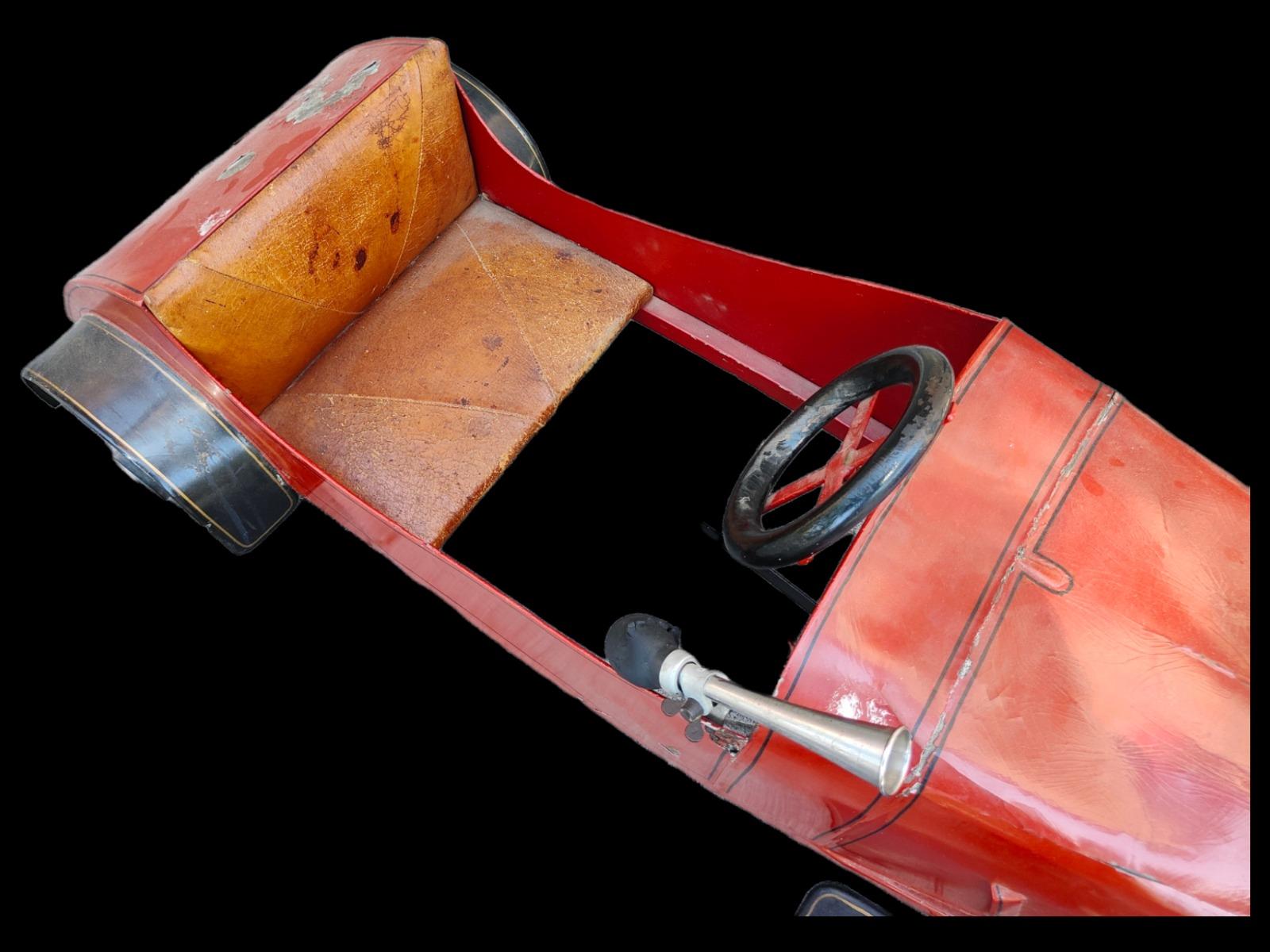Voiture à pédales des années 30, Denia belle voiture à pédales elle est fabriquée à denia dans la décennie des années 30 bien qu'elle n'ait aucune marque ou étiquette visible, il semble qu'il s'agisse d'une voiture fabriquée par la société La Vasco-
