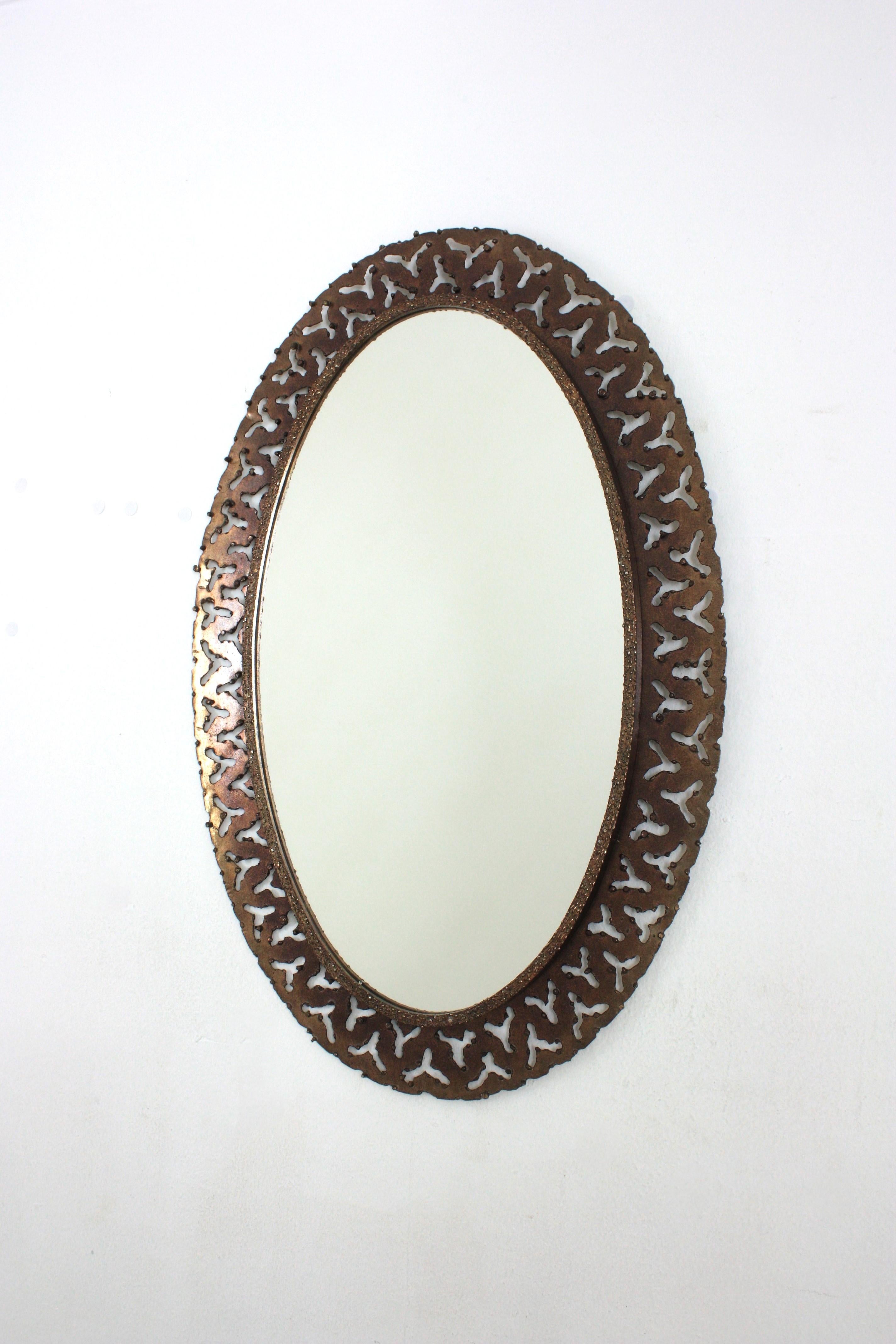 Miroir ovale perforé espagnol, fer forgé à la main, années 1950 en vente 2