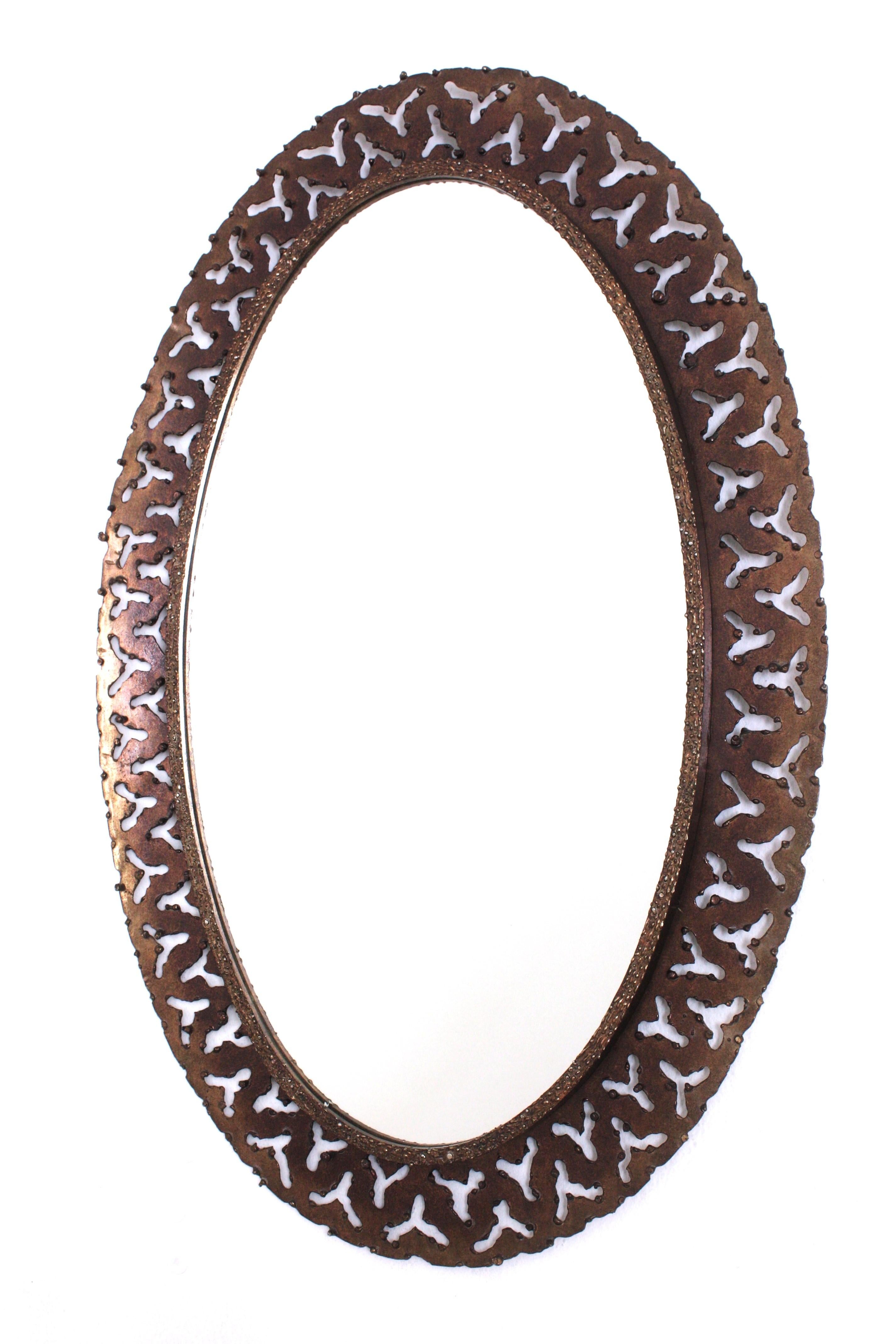 Miroir ovale perforé espagnol, fer forgé à la main, années 1950 en vente 3