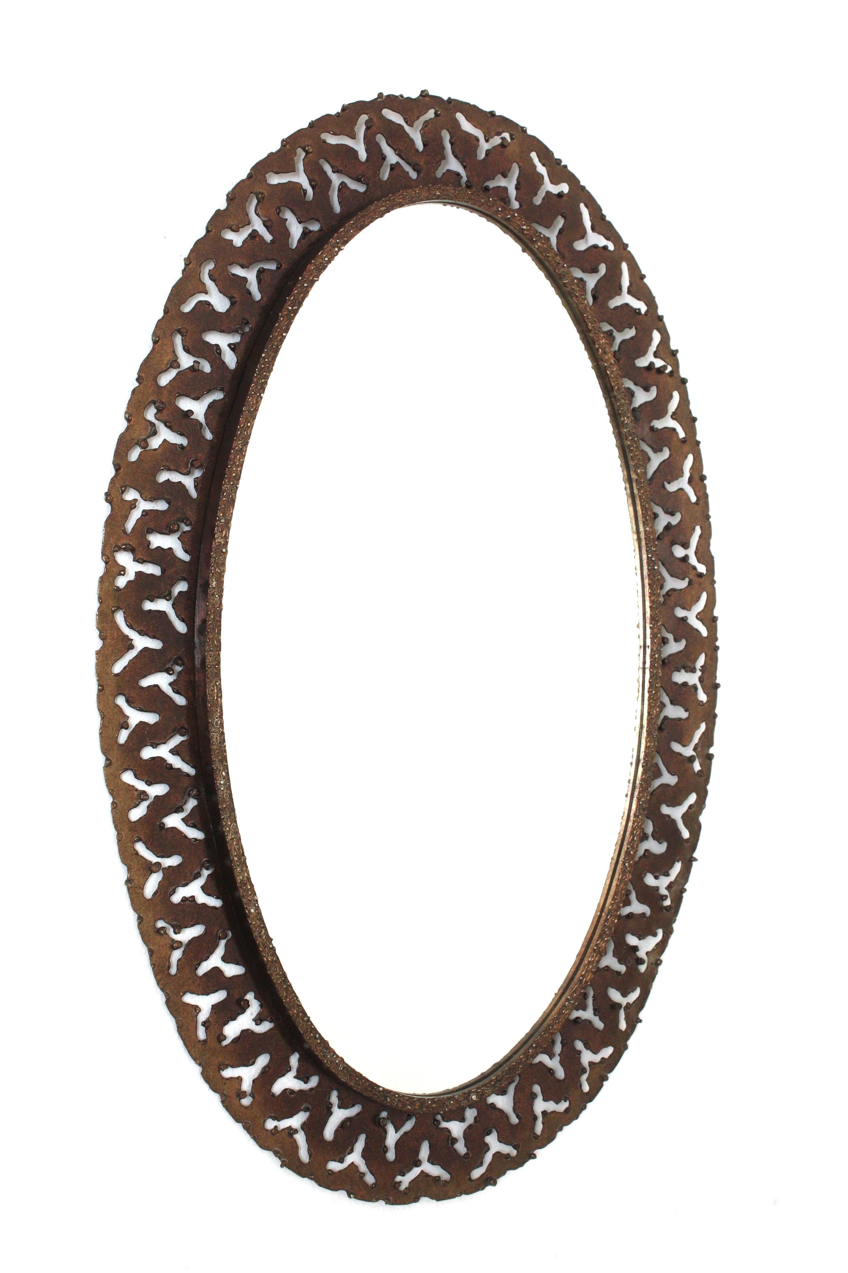 Brutalisme Miroir ovale perforé espagnol, fer forgé à la main, années 1950 en vente
