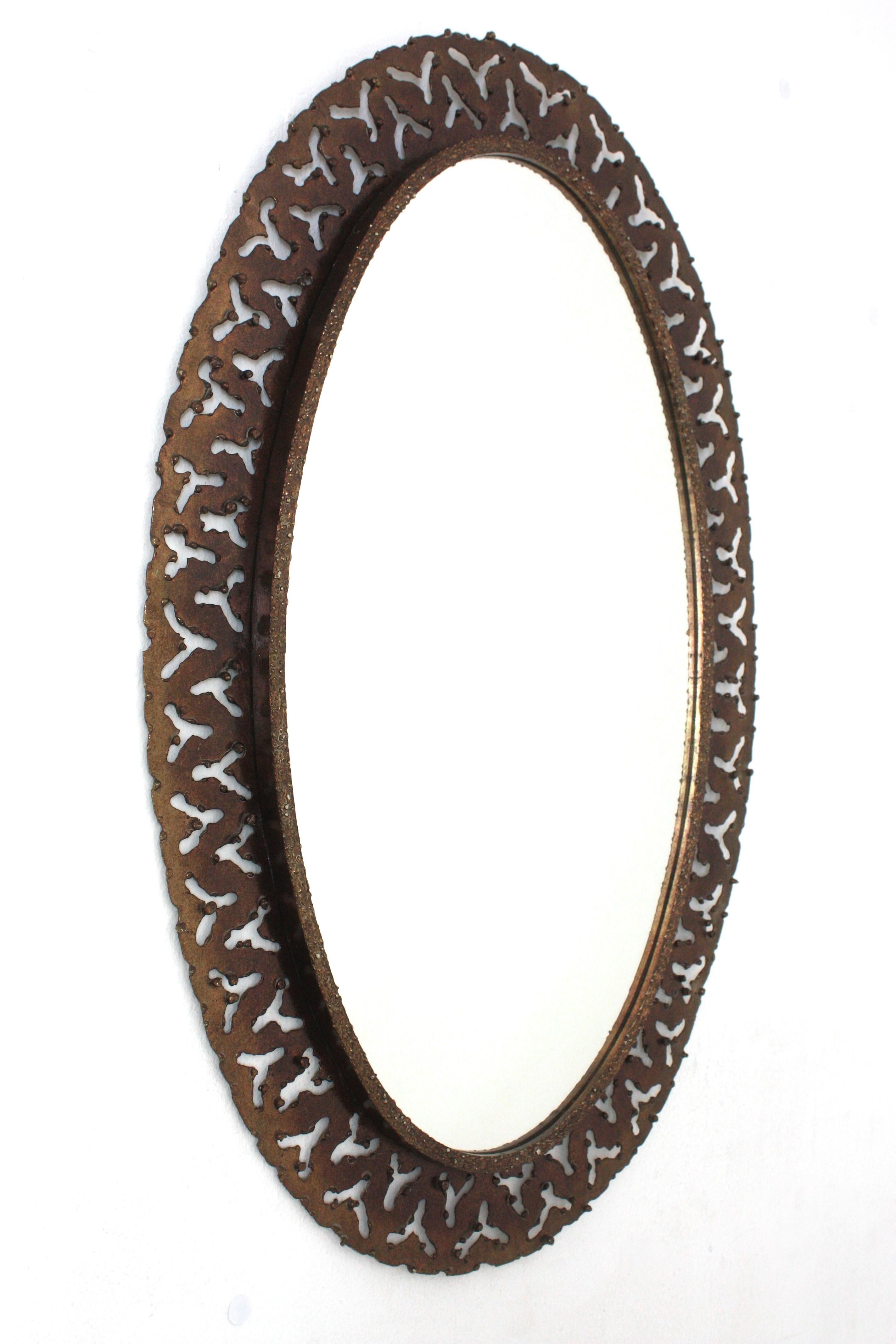 Forgé Miroir ovale perforé espagnol, fer forgé à la main, années 1950 en vente