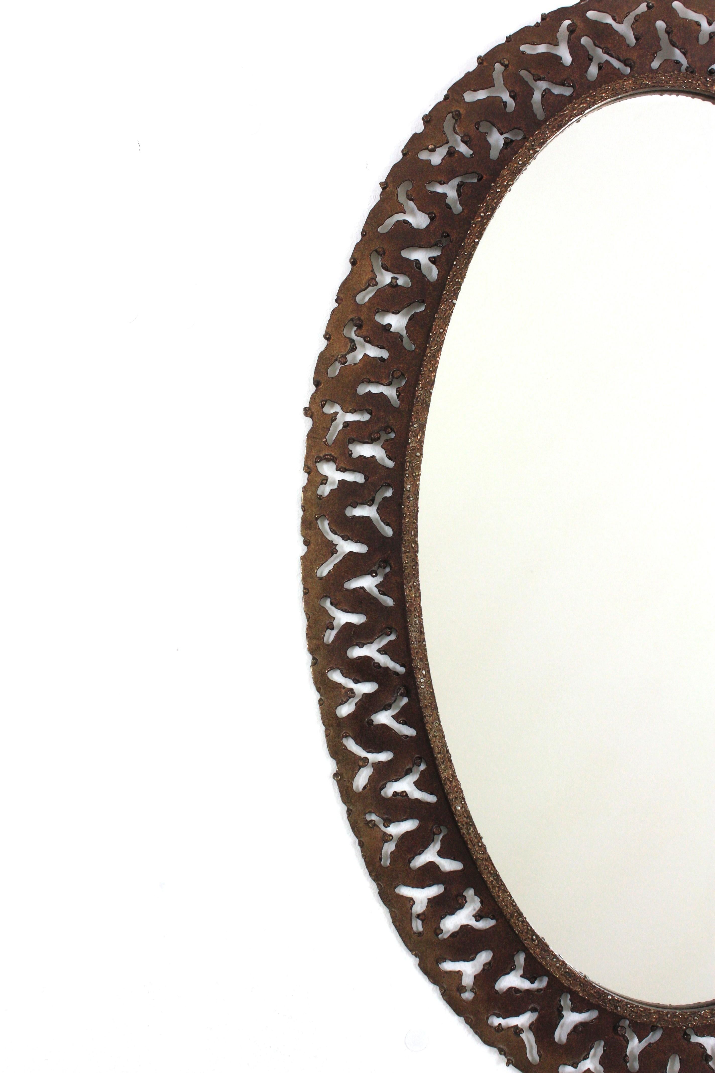 20ième siècle Miroir ovale perforé espagnol, fer forgé à la main, années 1950 en vente