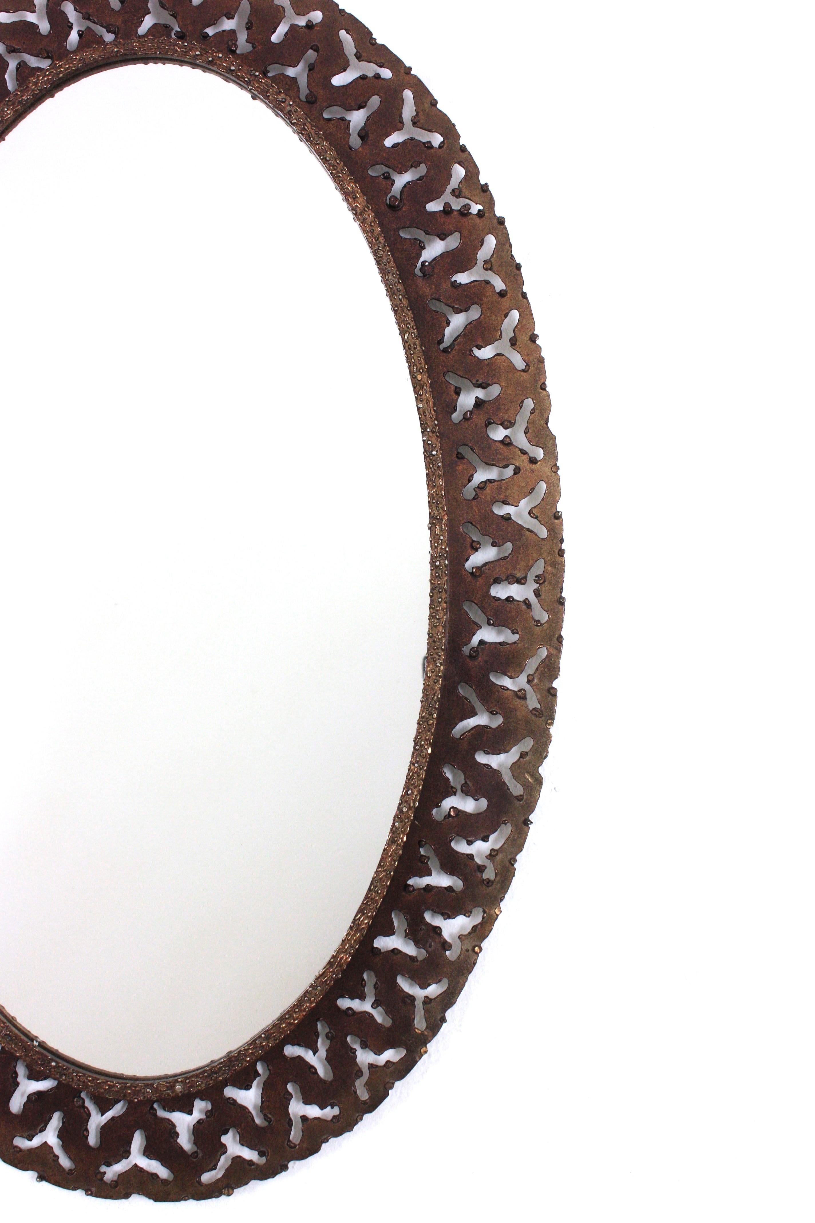 Métal Miroir ovale perforé espagnol, fer forgé à la main, années 1950 en vente