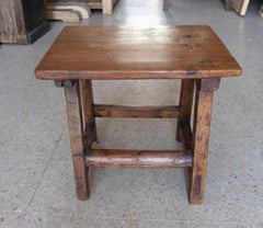 Mesa auxiliar de pino español