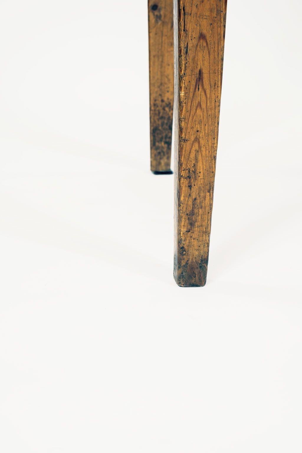 Spanish Pine Side Table (Handgeschnitzt)
