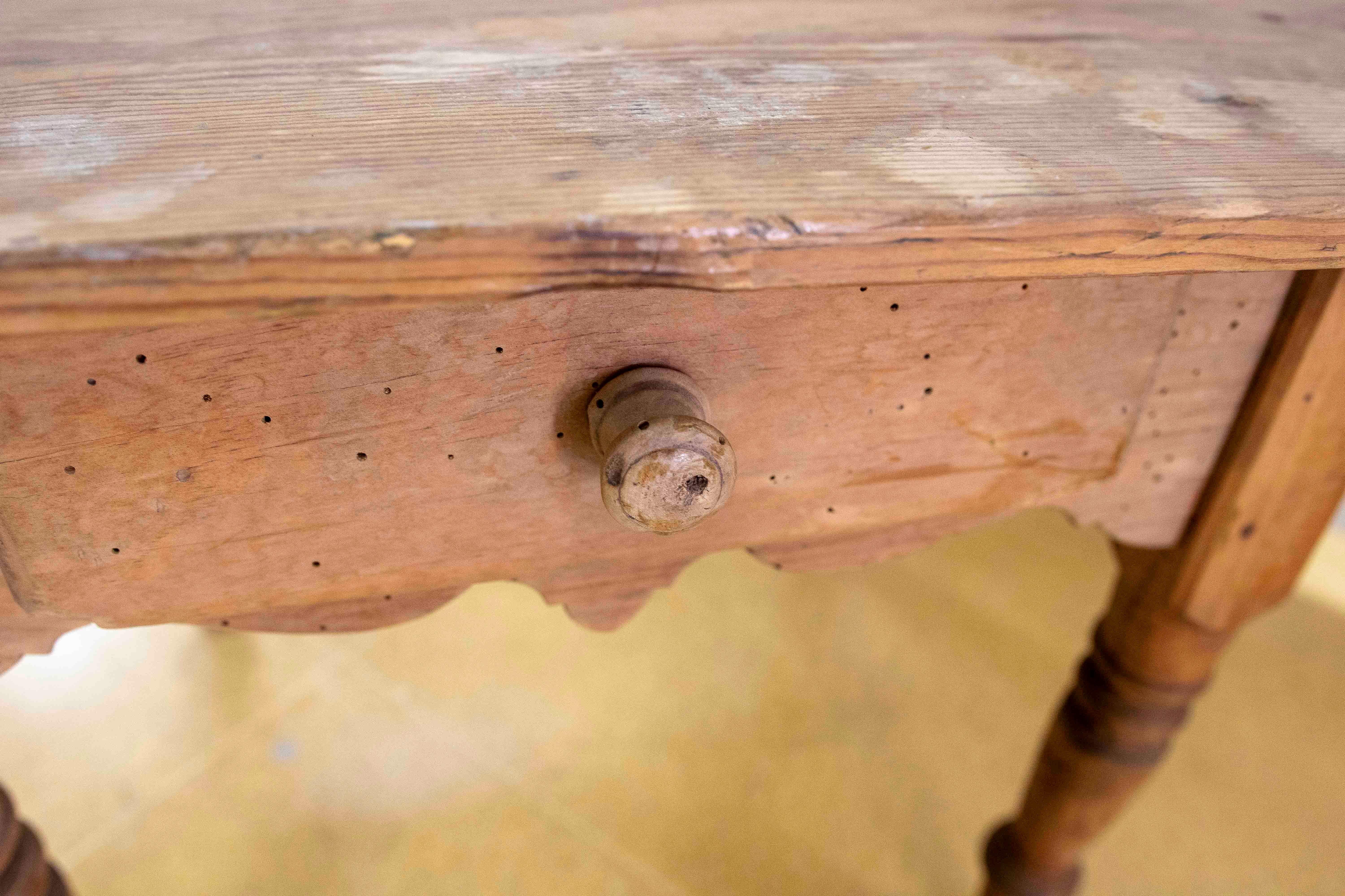 Table d'appoint en pin espagnol avec tiroir en vente 4