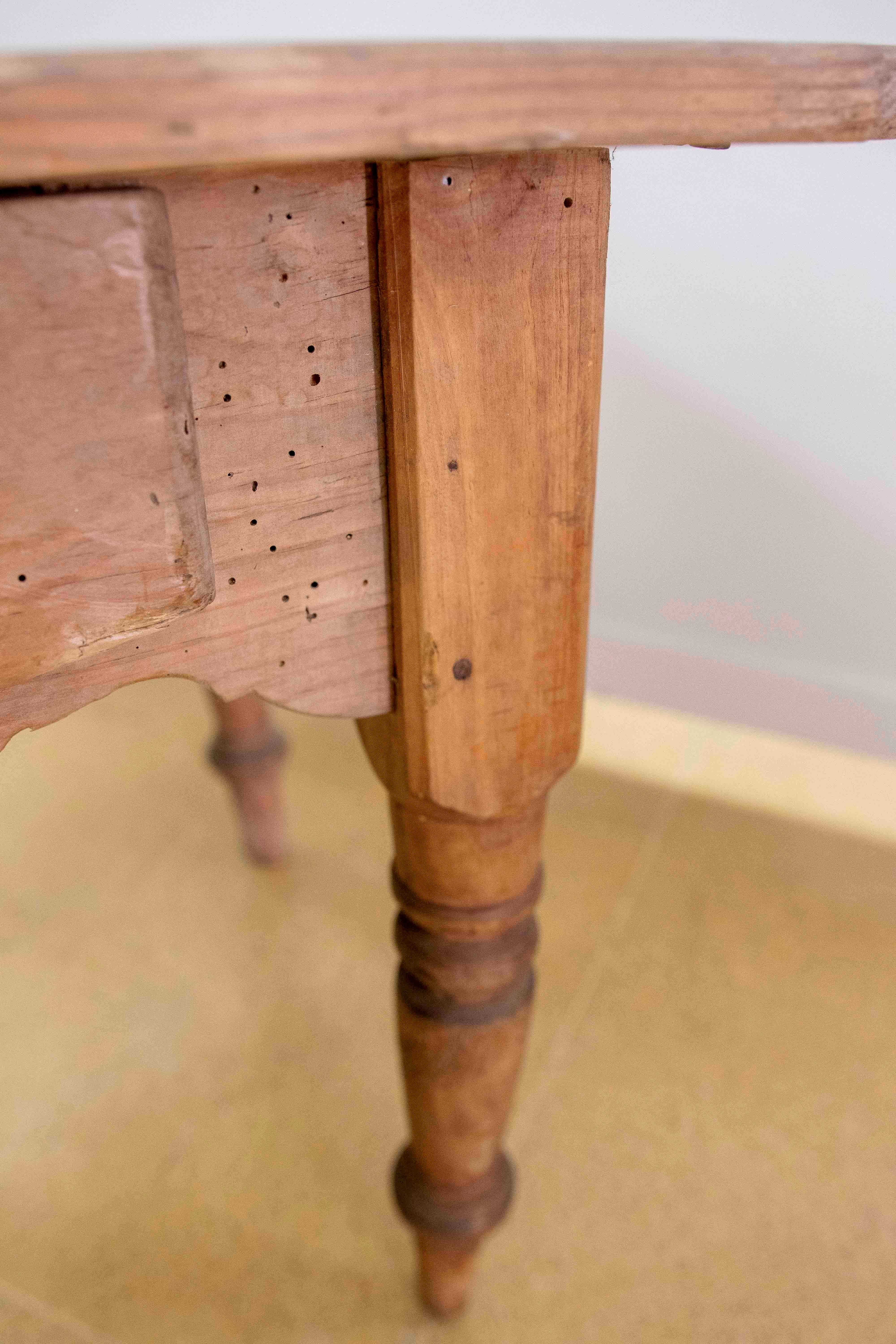 Table d'appoint en pin espagnol avec tiroir en vente 5