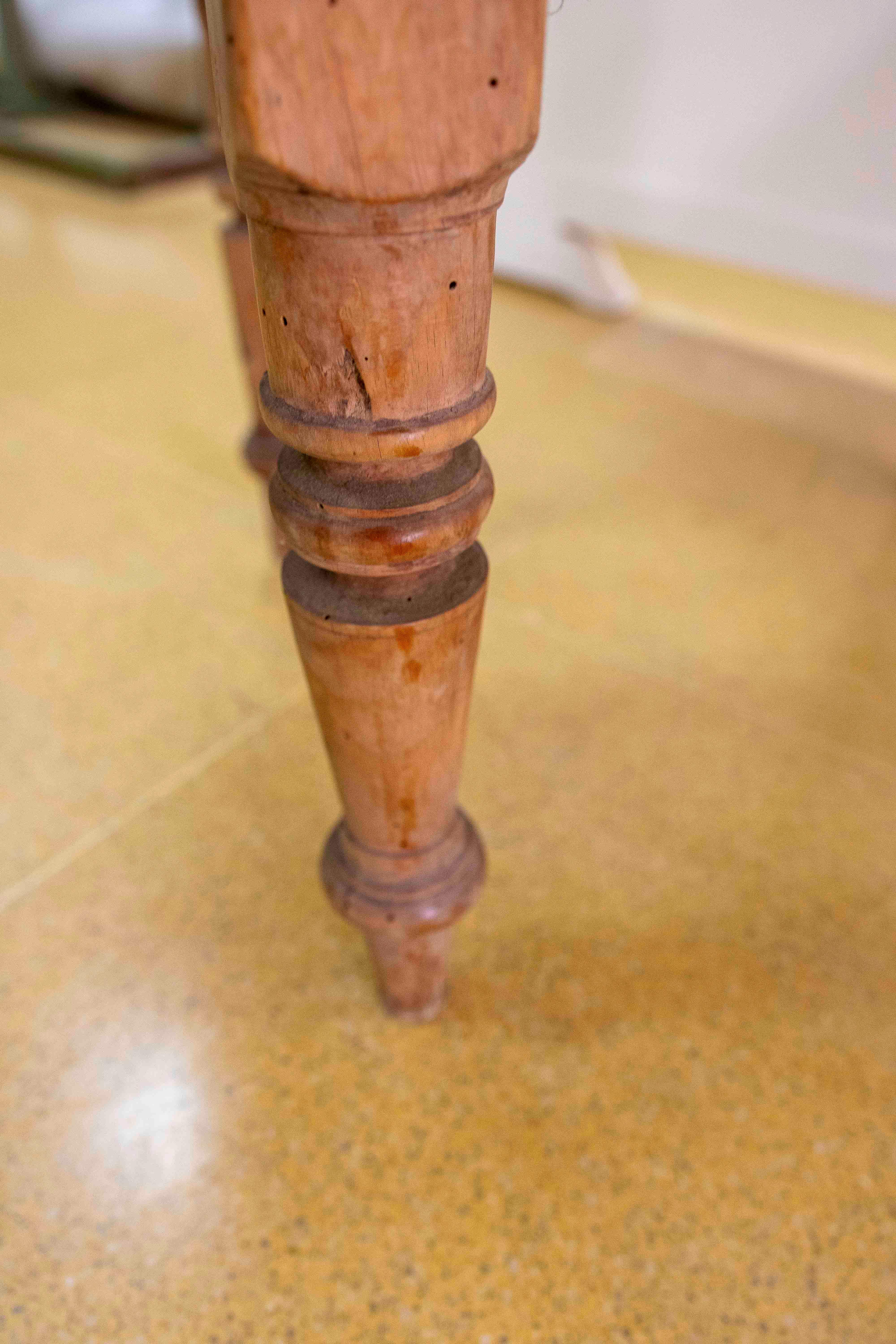 Table d'appoint en pin espagnol avec tiroir en vente 8