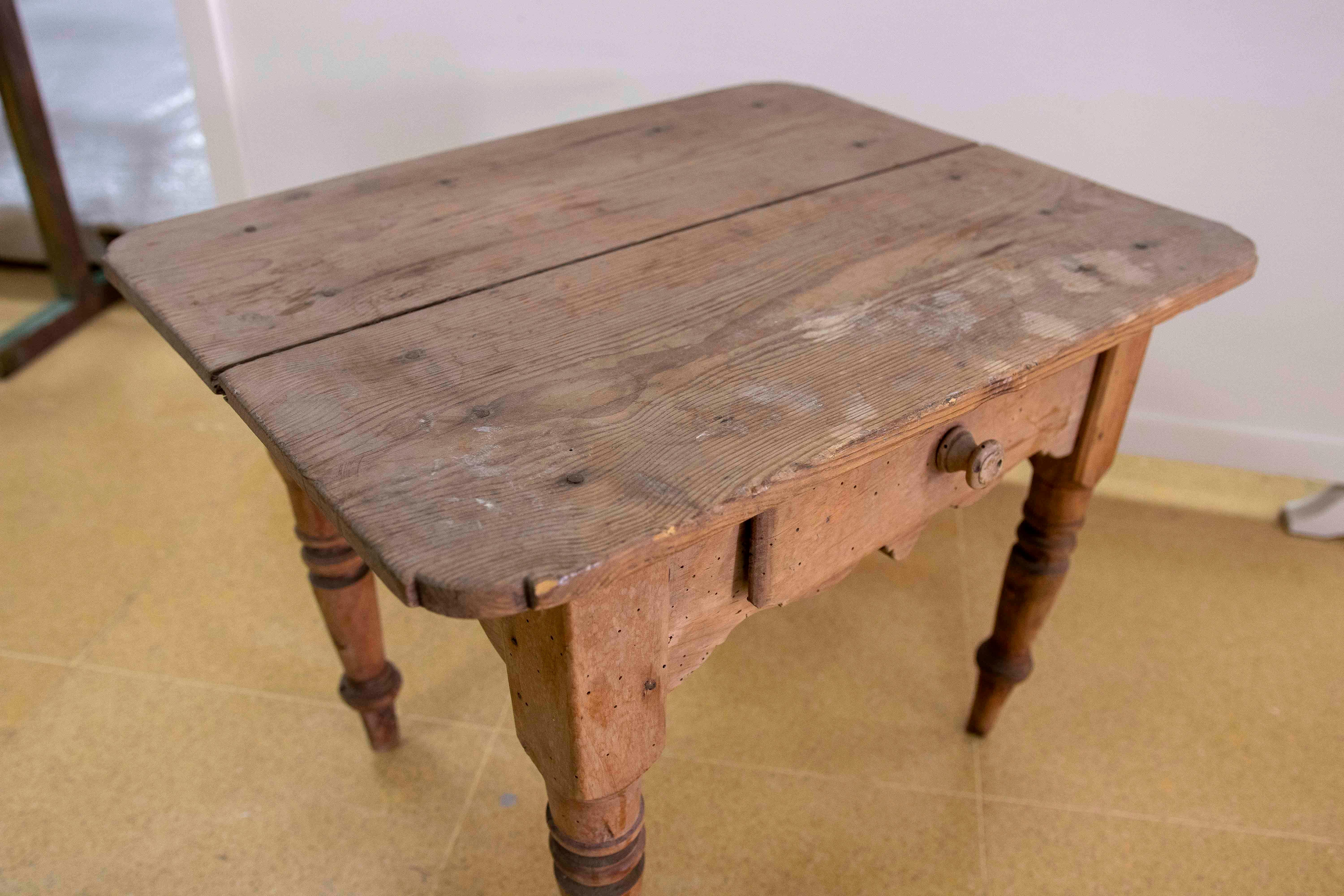 Table d'appoint en pin espagnol avec tiroir en vente 9