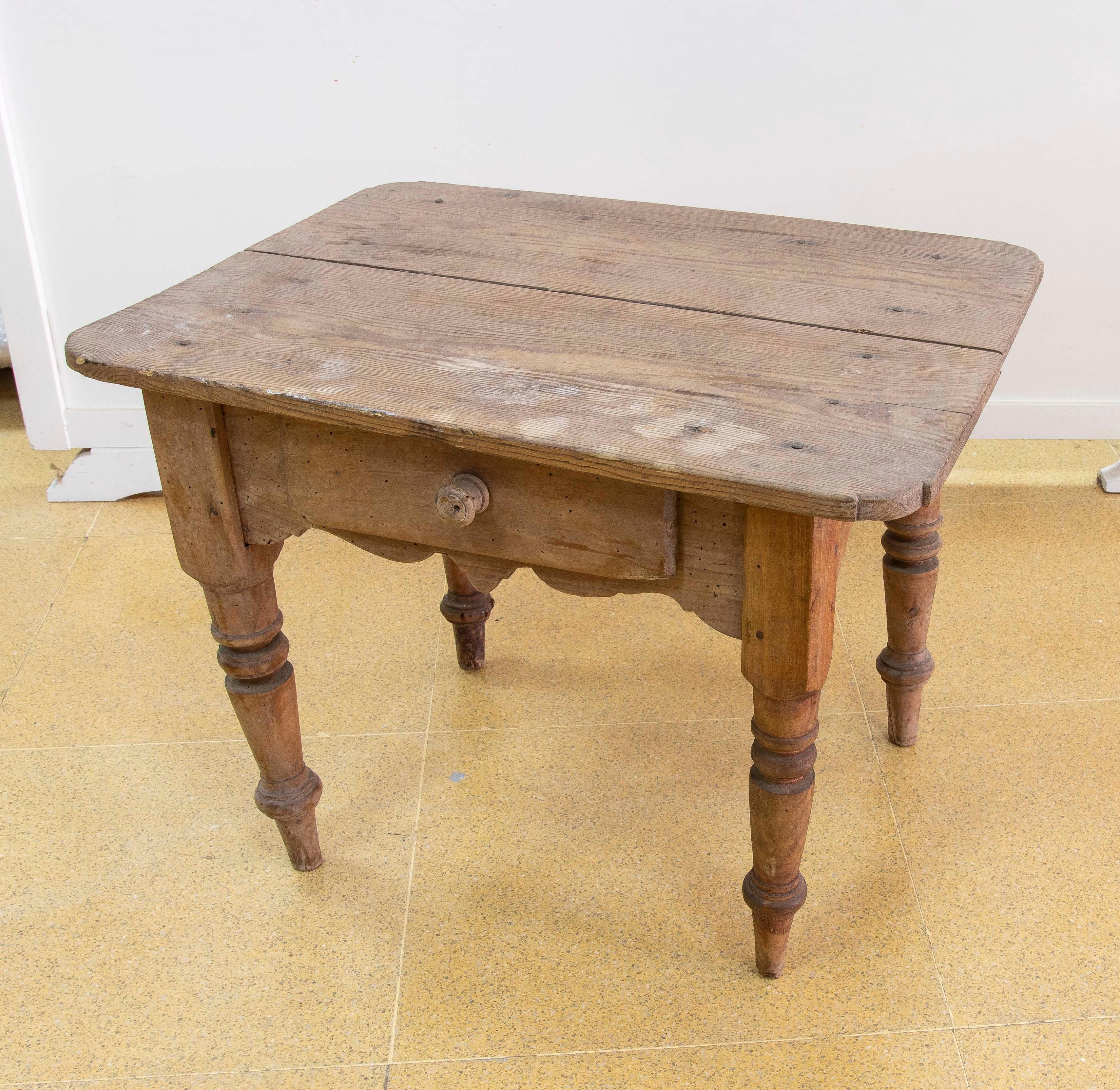 Espagnol Table d'appoint en pin espagnol avec tiroir en vente
