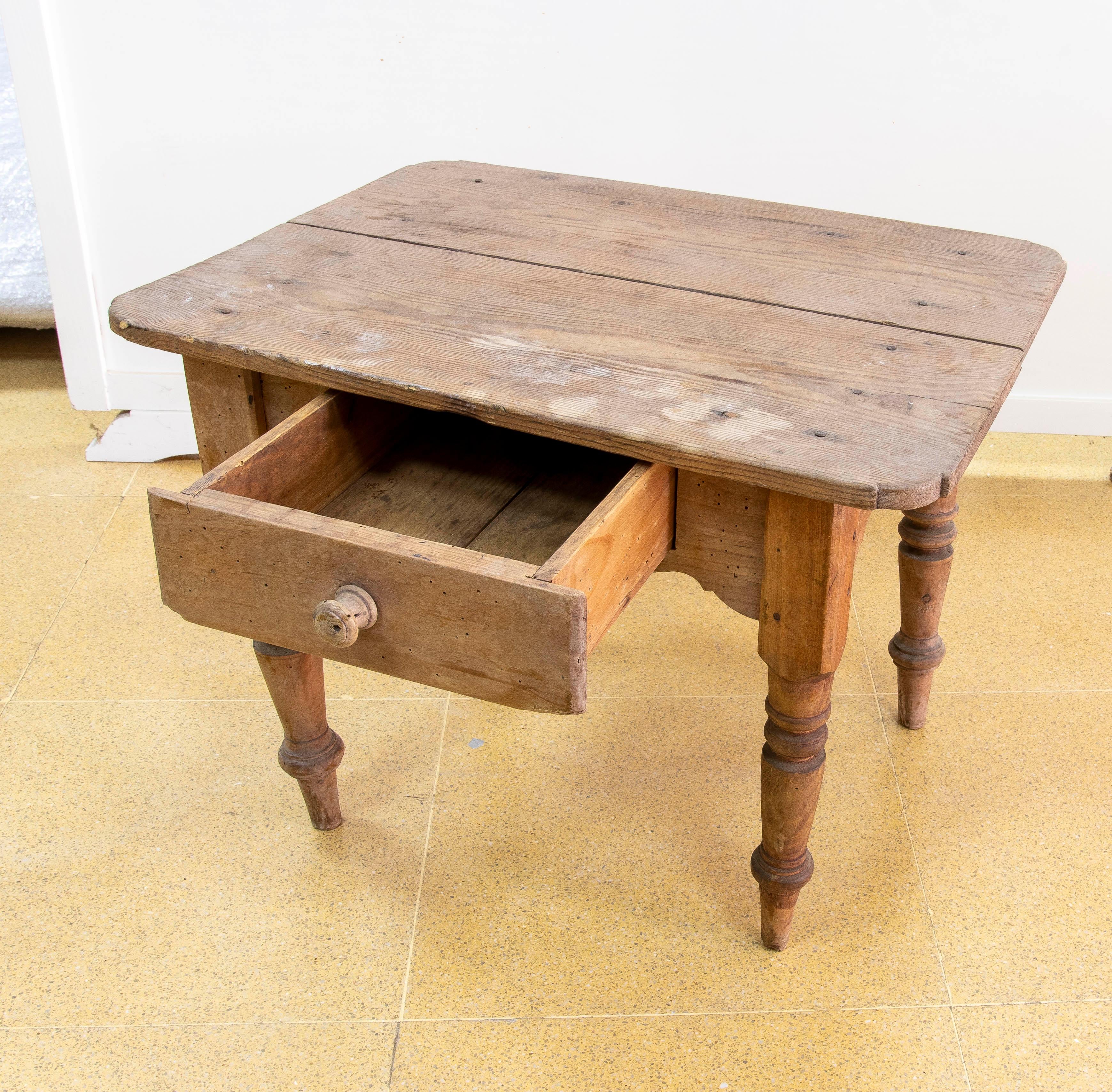 Table d'appoint en pin espagnol avec tiroir Bon état - En vente à Marbella, ES