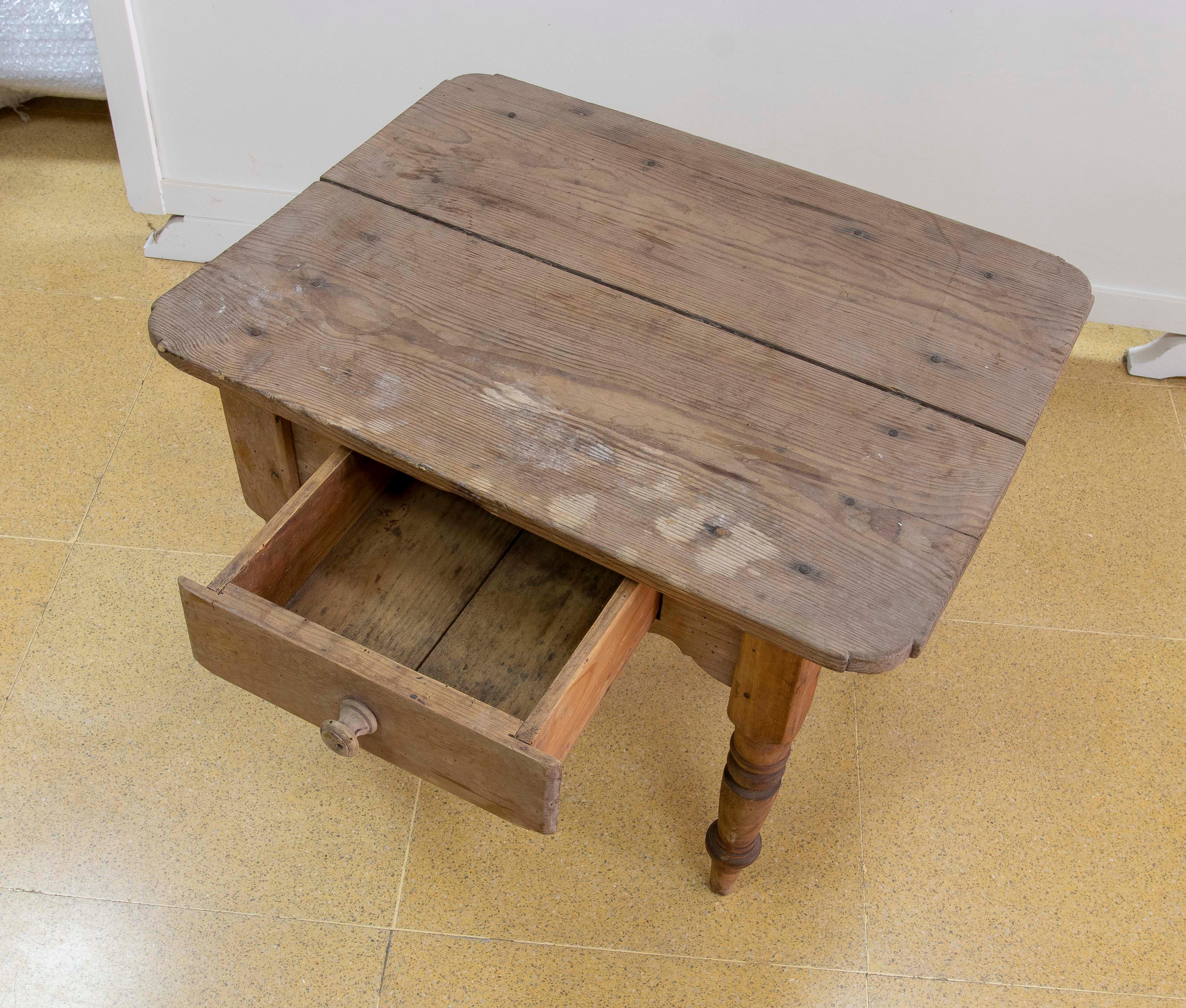 20ième siècle Table d'appoint en pin espagnol avec tiroir en vente