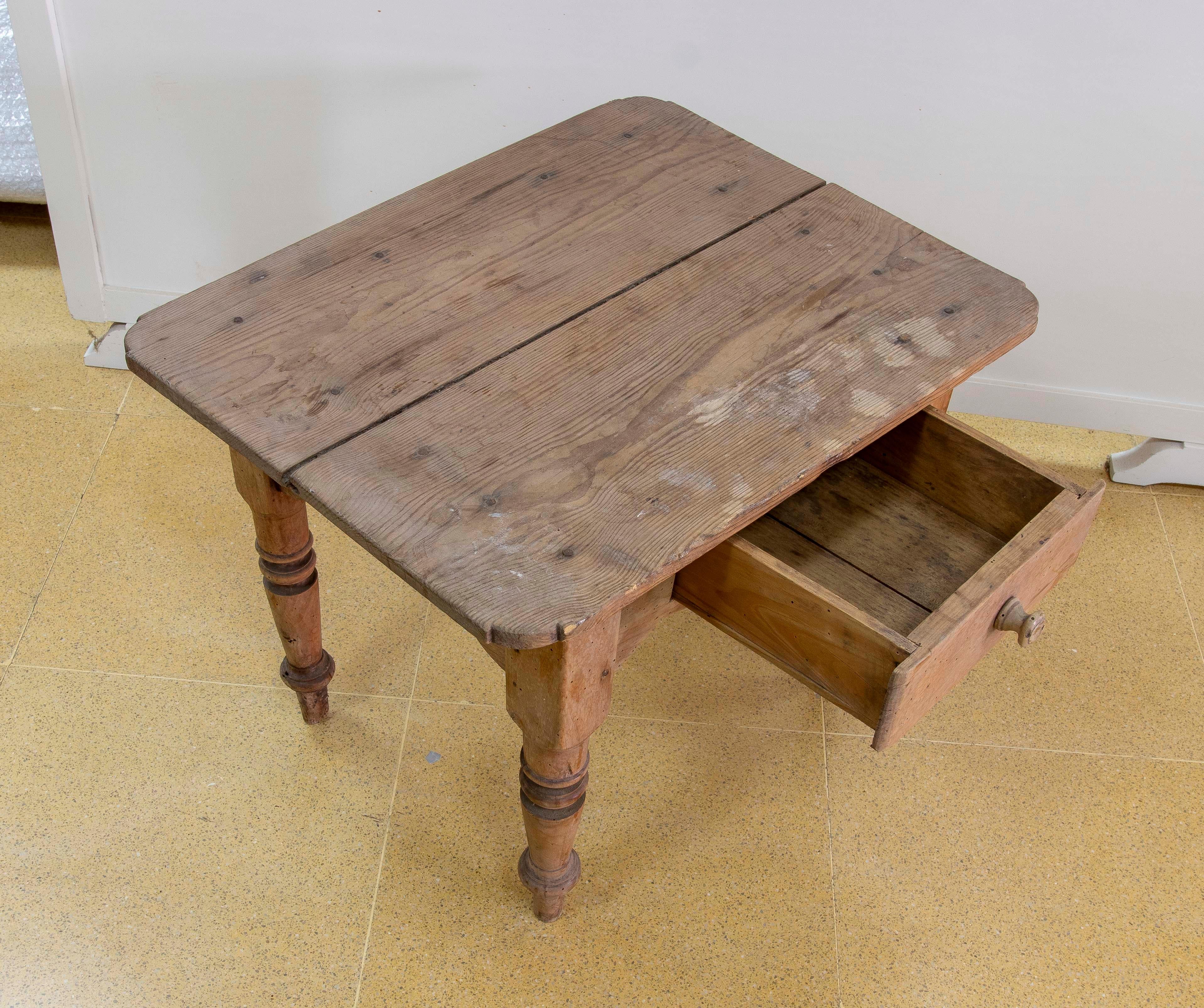Pin Table d'appoint en pin espagnol avec tiroir en vente