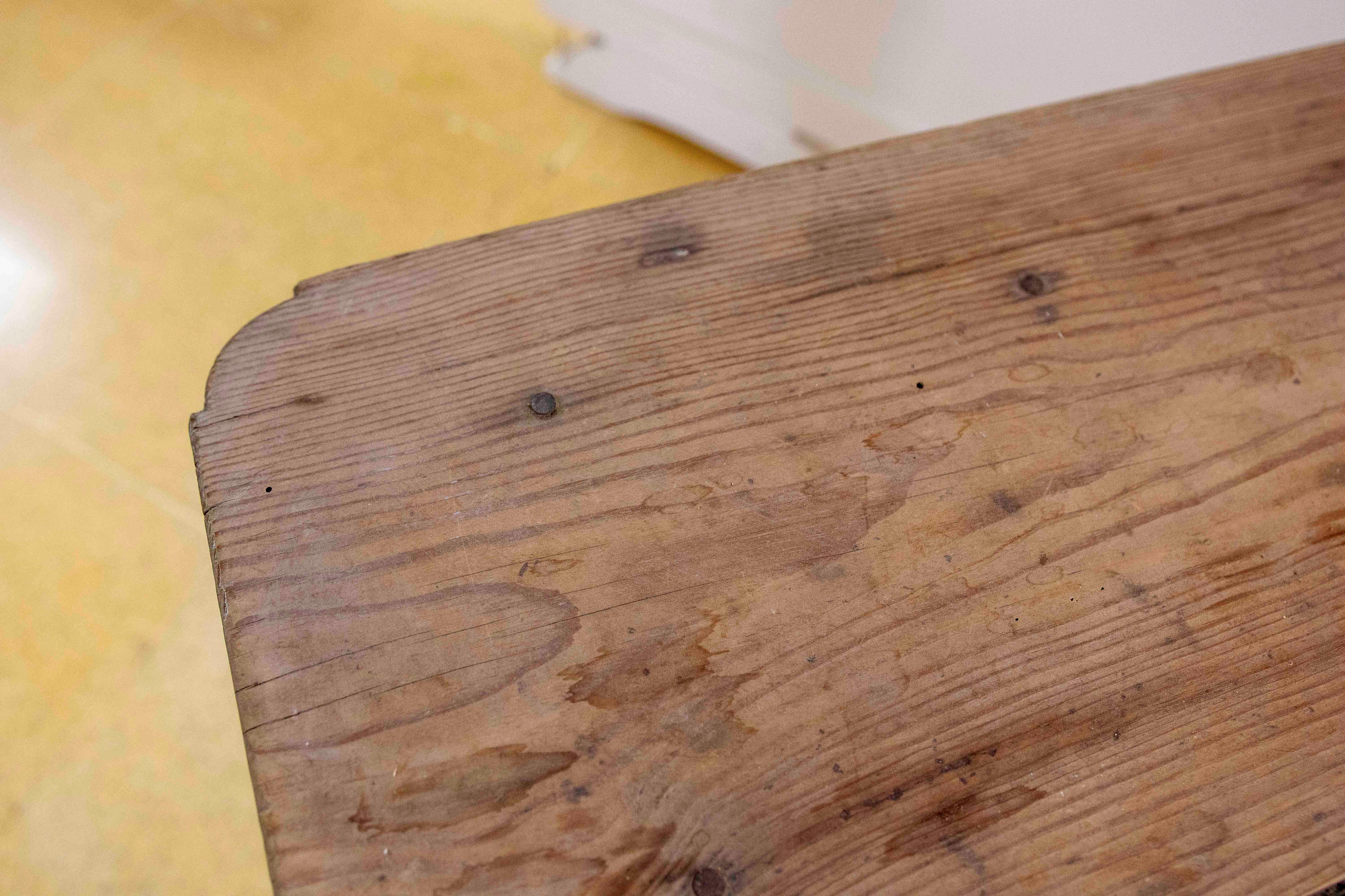 Table d'appoint en pin espagnol avec tiroir en vente 1