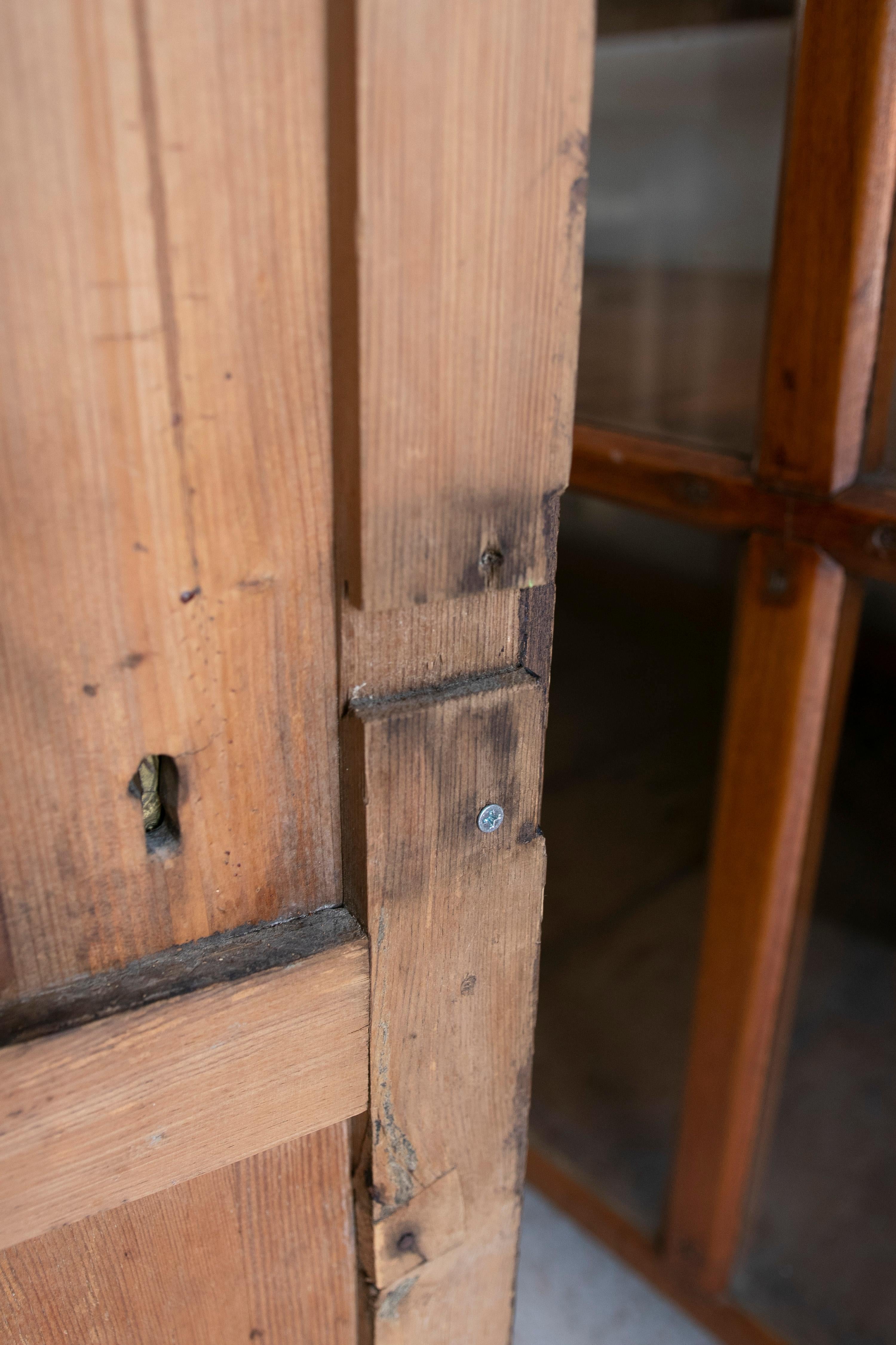 Armoire de cuisine en bois de pin espagnol avec portes  en vente 7