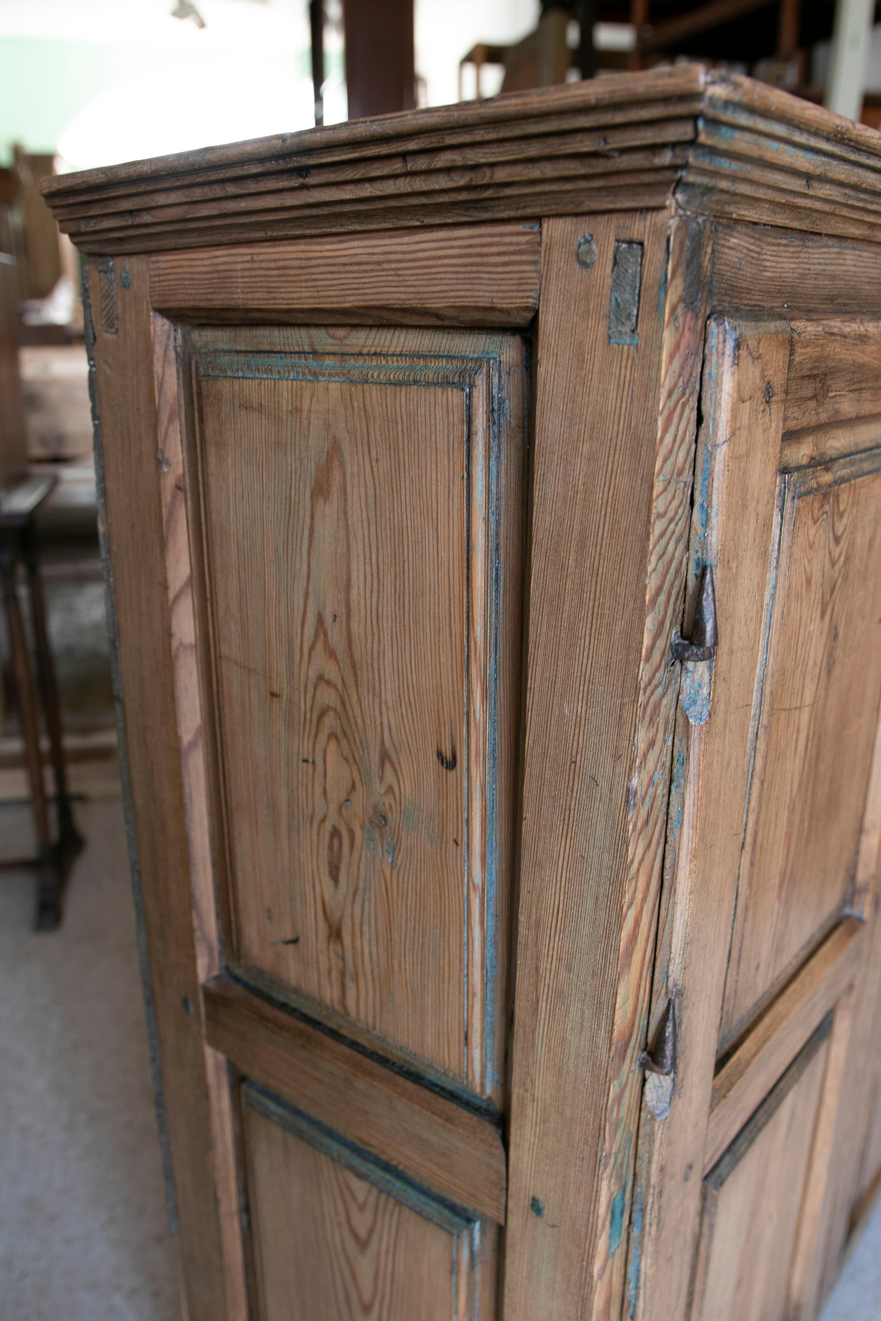 Armoire de cuisine en bois de pin espagnol avec portes  en vente 13