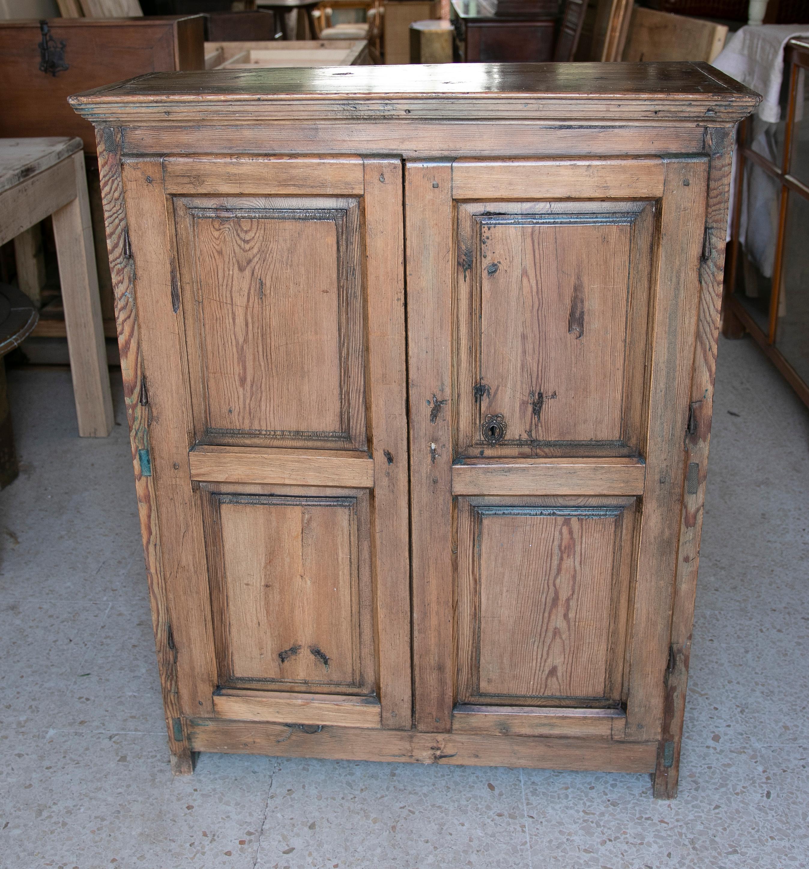 Espagnol Armoire de cuisine en bois de pin espagnol avec portes  en vente