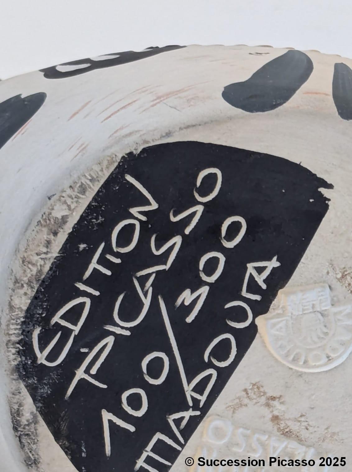 Auflage : 100/300
Hersteller : Madoura
Katalog : [Ramié 244]

Im hellen Licht von Vallauris ließ sich Picasso vom Atelier Madoura von Suzanne Ramié inspirieren. Der spanische Künstler definierte die Grenzen zwischen traditioneller Handwerkskunst und