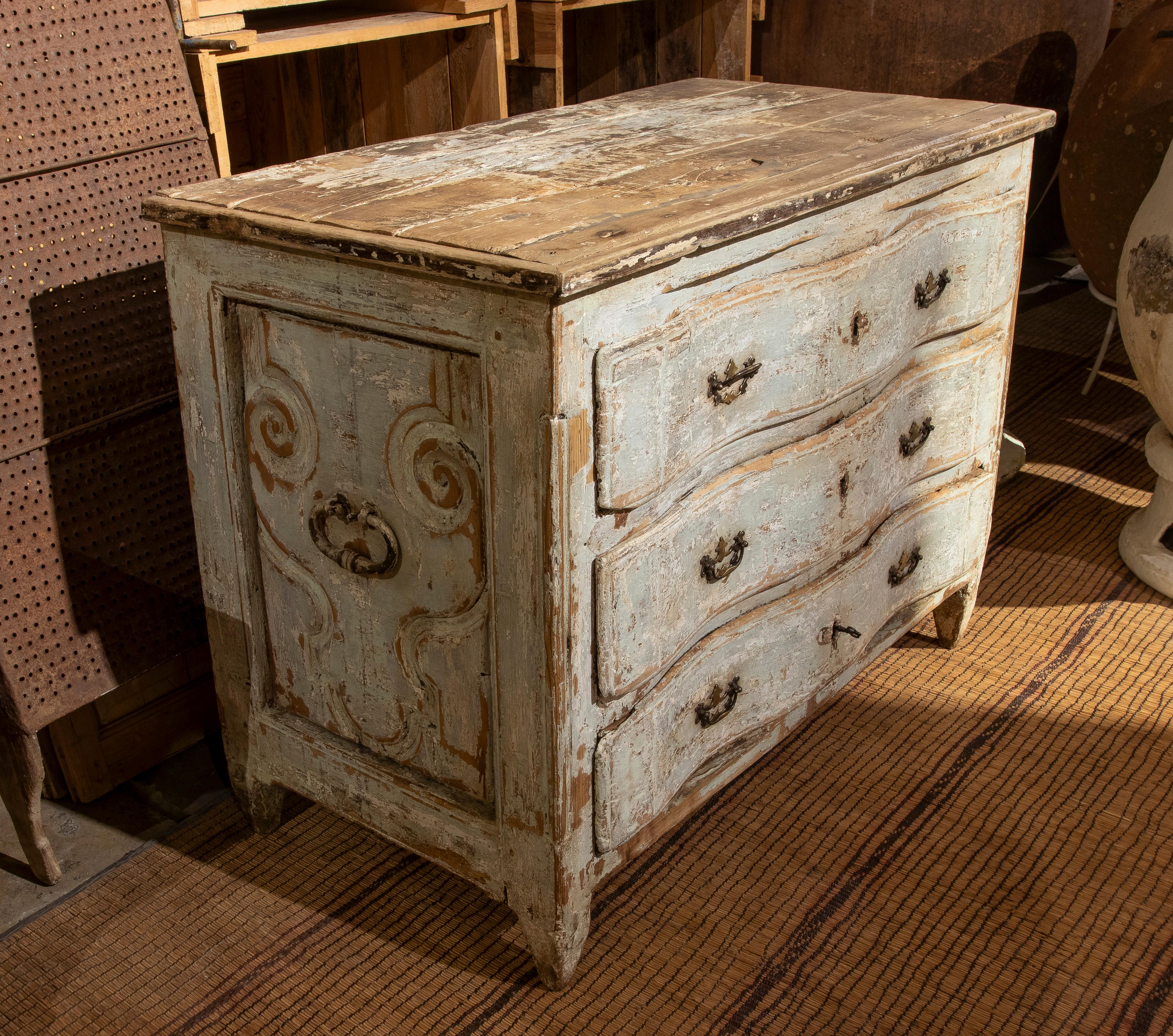 Spanish Polychrome Chest of Drawers with Three Drawers and Bronze Handles  In Good Condition For Sale In Marbella, ES