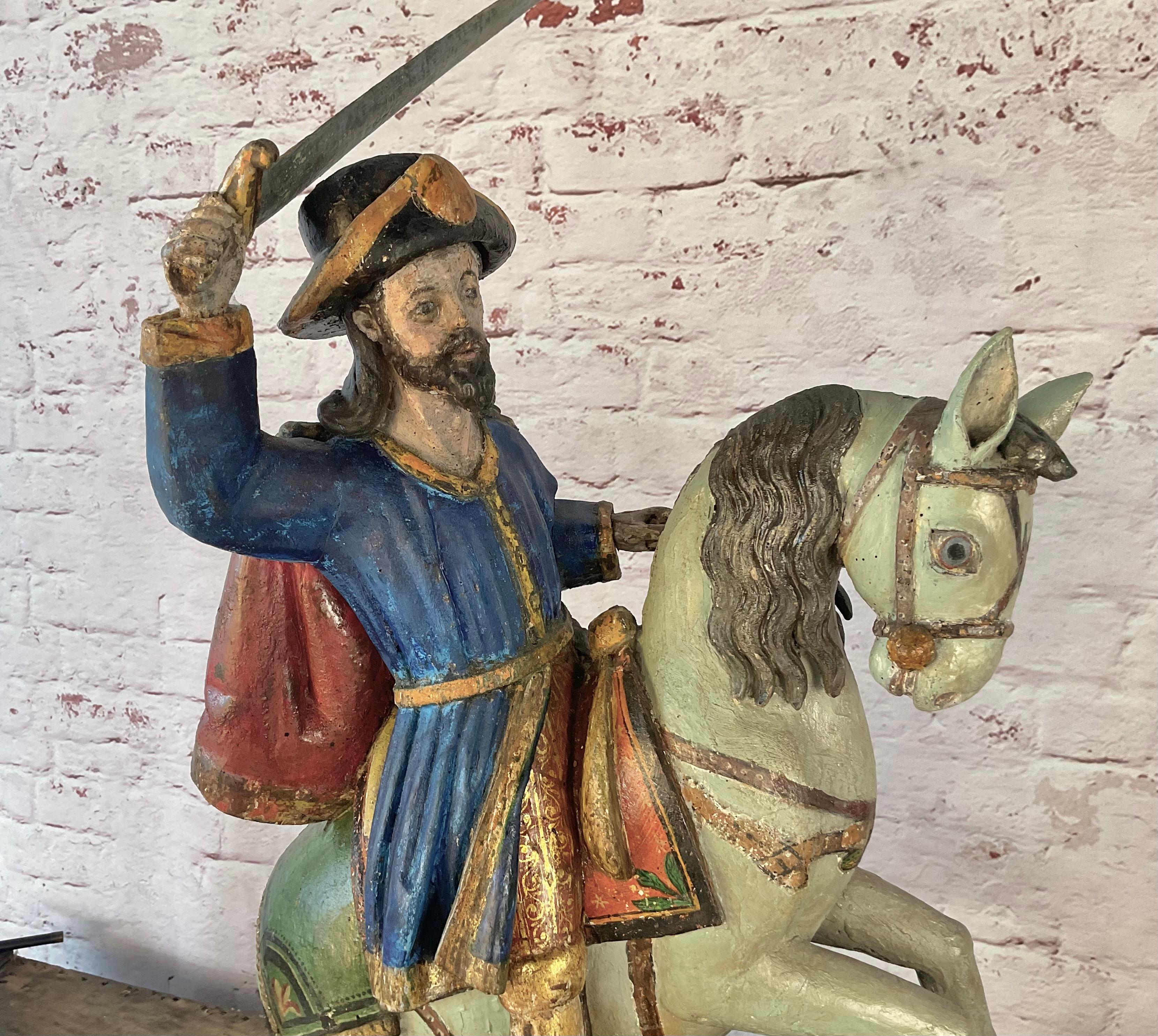 Sculpture espagnole en bois polychrome représentant Santiago Matamoros en vente 5