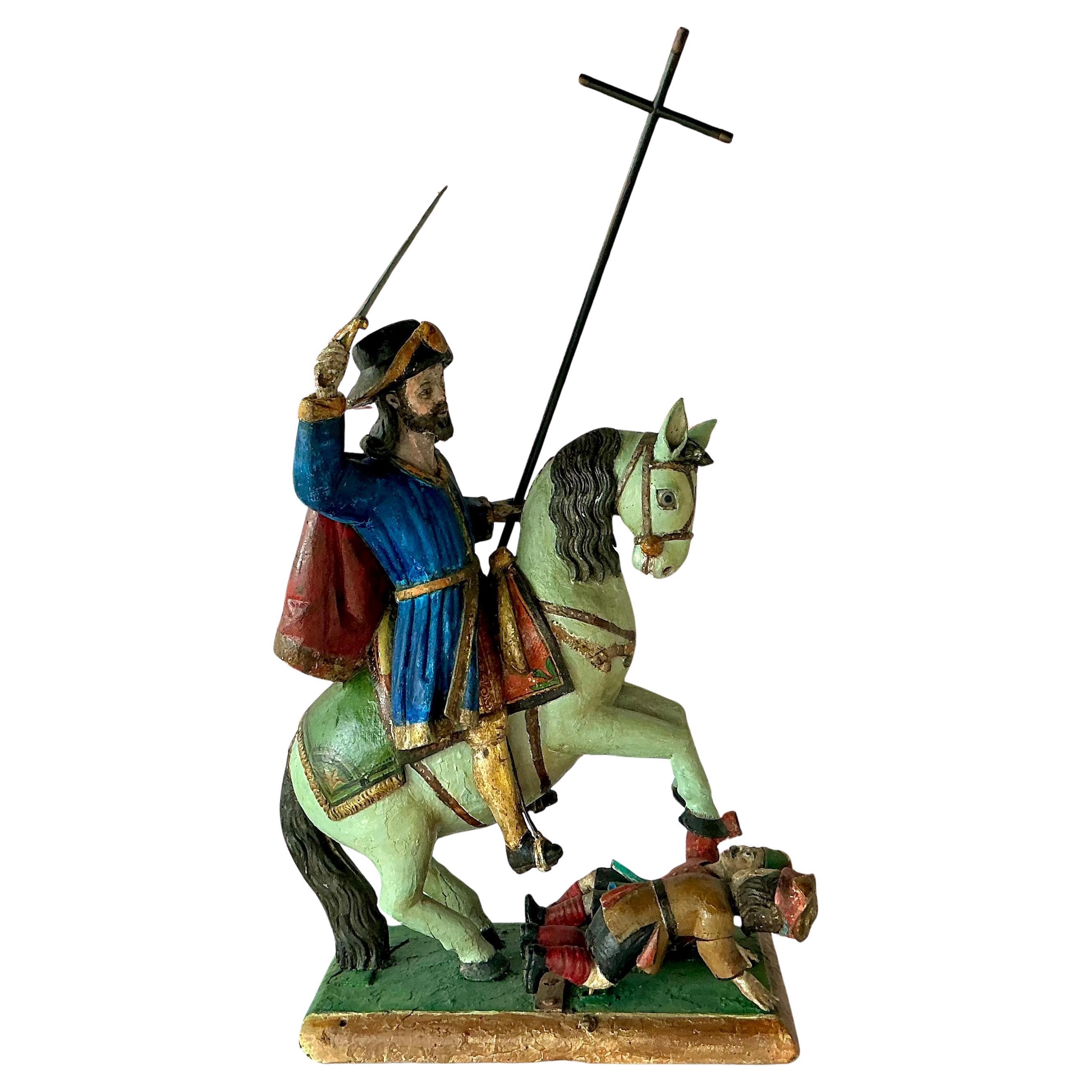 Grande sculpture espagnole ou coloniale en bois peint en polychrome représentant Santiago Matamoros ou Saint Jacques le Tueur de Maures. Cette sculpture est l'une des figures les plus vénérées et les plus symboliques d'Espagne. Représentant l'apôtre