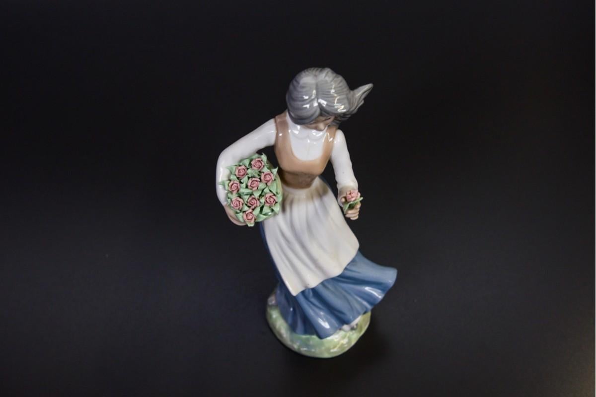 Spanish Porcelain woman figurine from Tengra, 1970s.